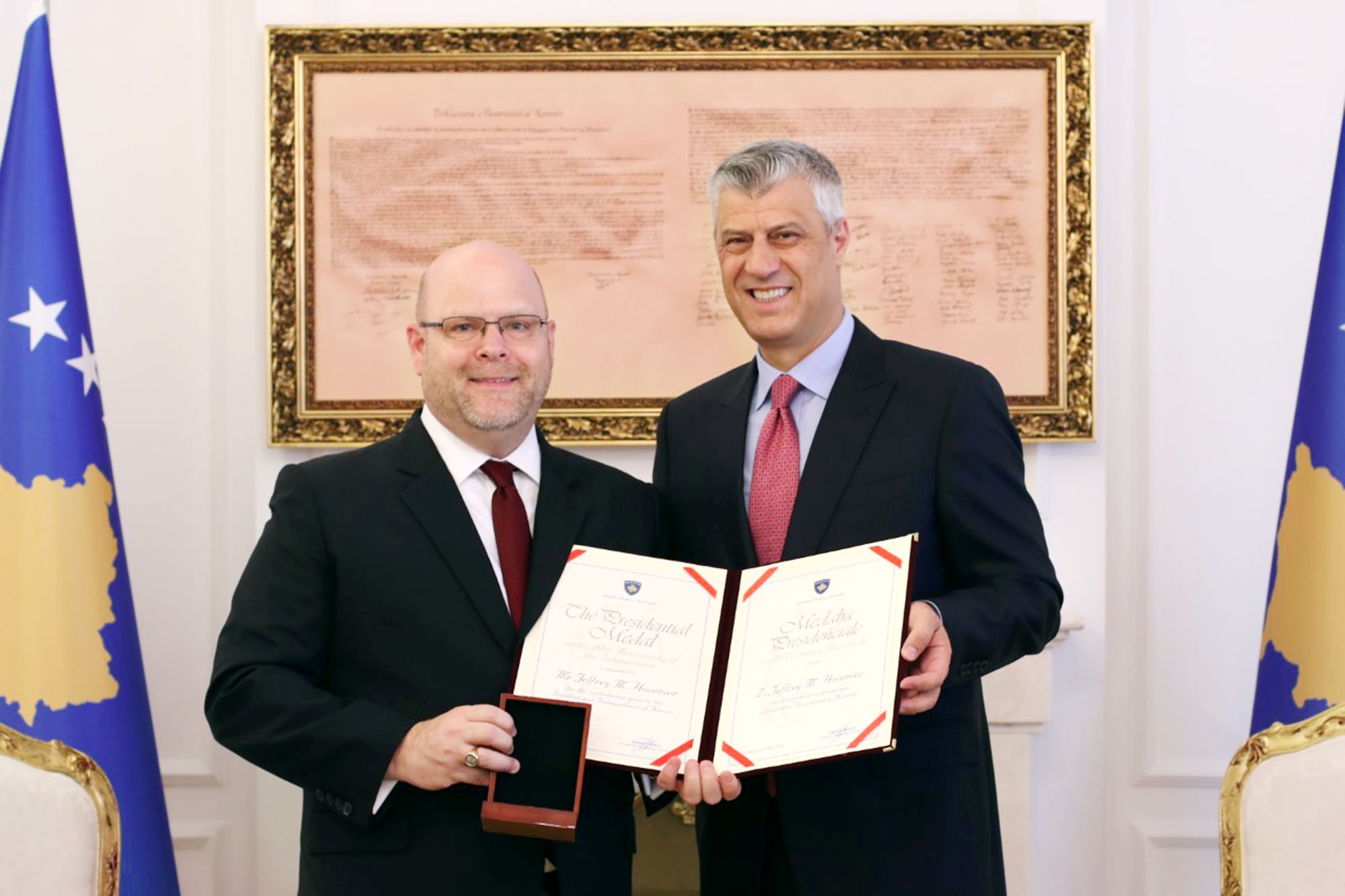 The President decorated Jeffrey Hovenier with the Presidential Jubilee Medal - News &amp; Events - President of the Republic of Kosovo - DR. VJOSA OSMANI - SADRIU