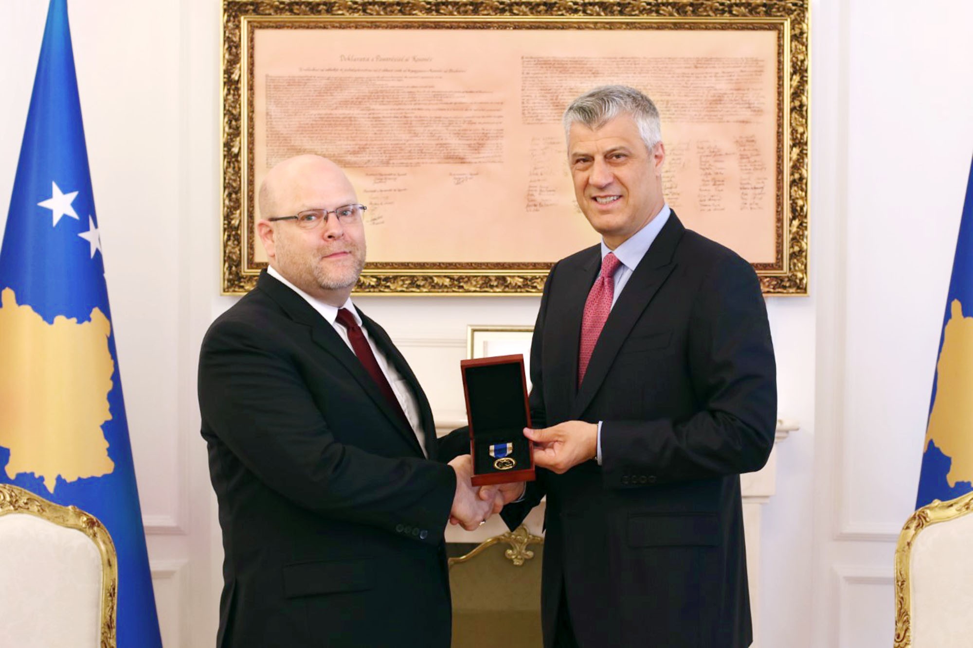 The President decorated Jeffrey Hovenier with the Presidential Jubilee Medal - News &amp; Events - President of the Republic of Kosovo - DR. VJOSA OSMANI - SADRIU