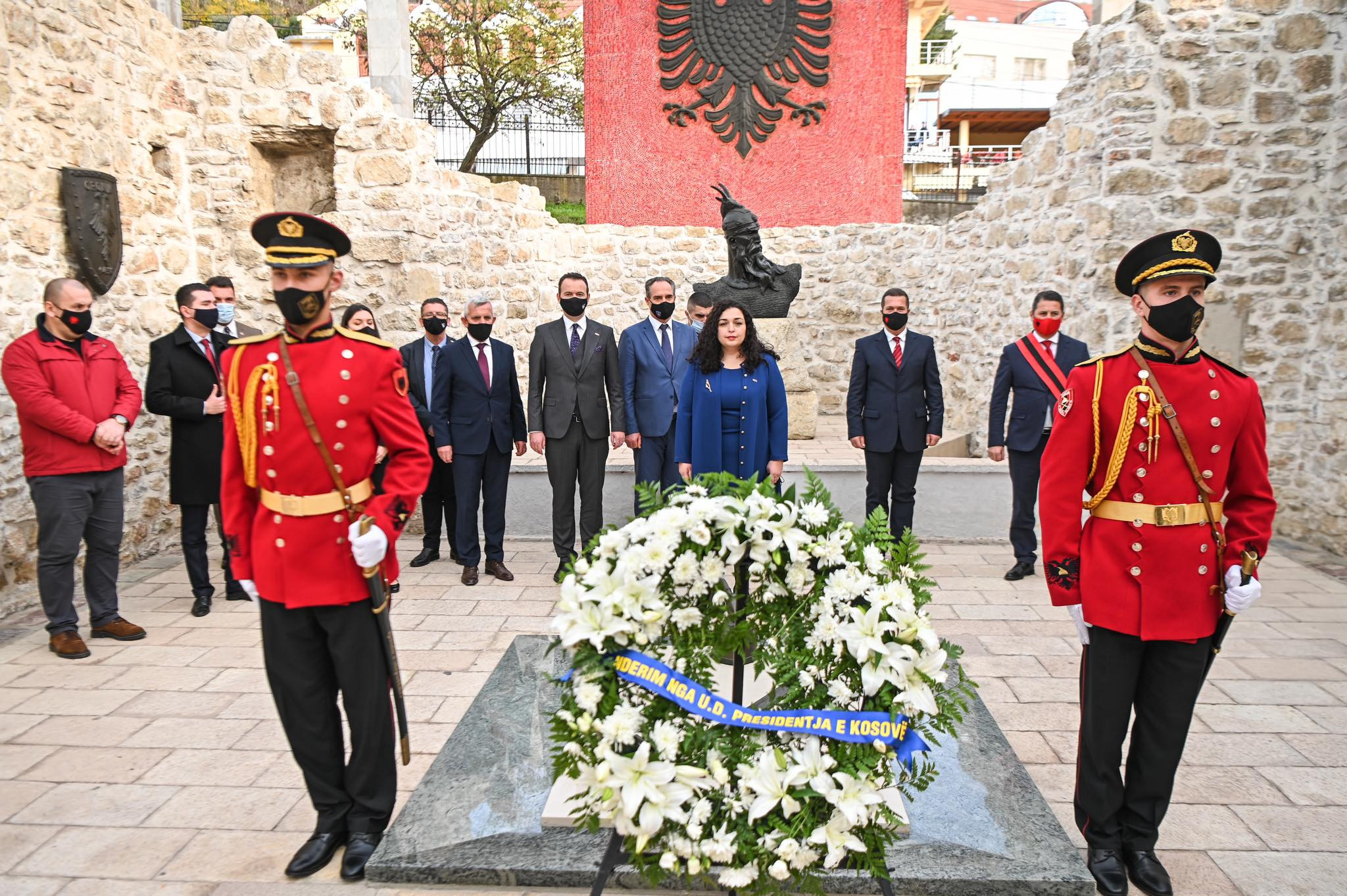 VD predsednice Kosova, dr Vjosa Osmani odala je počasti kod Skenderbegovog memorijalnog kompleksa u Leži