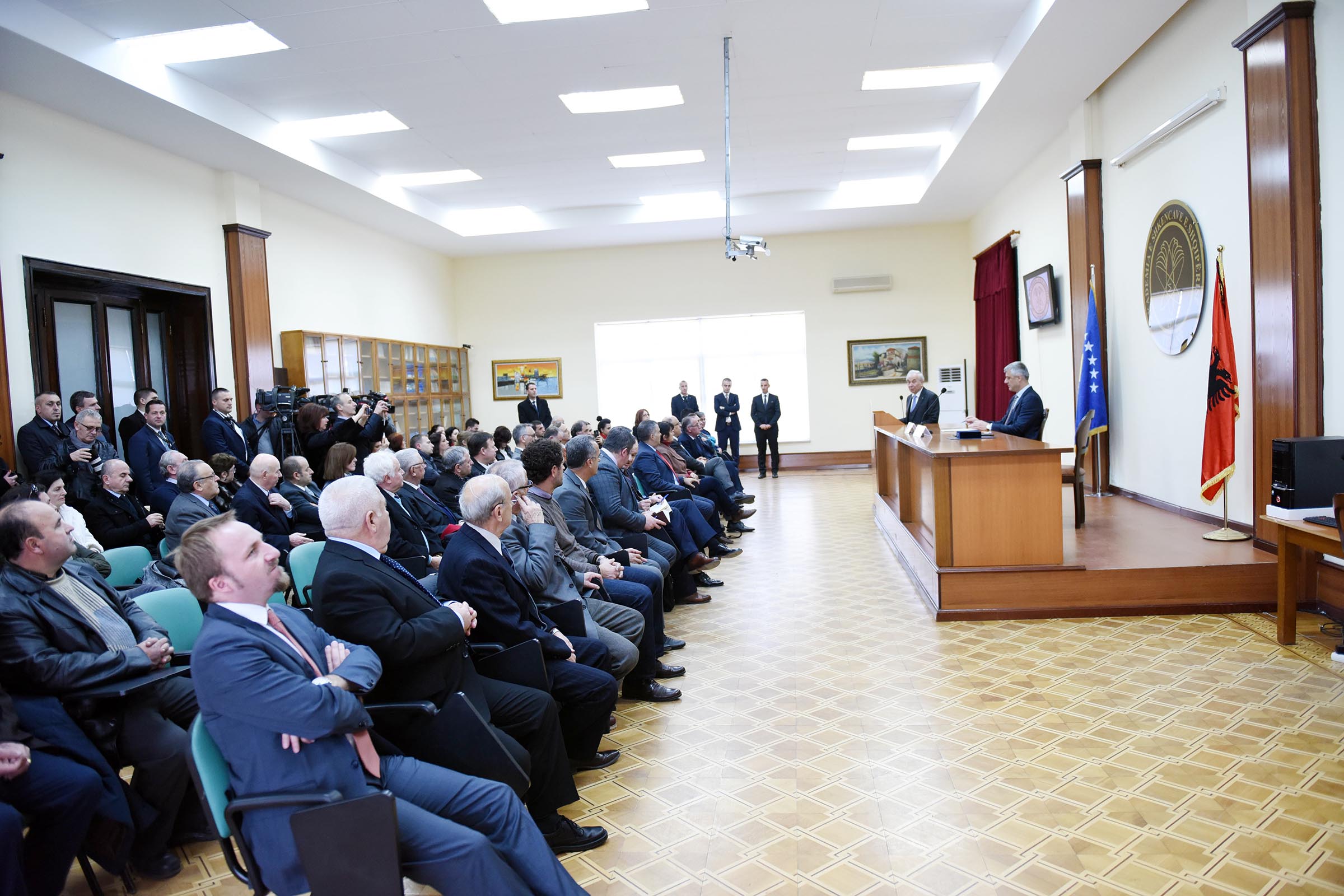 Presidenti Thaçi nderohet me medaljen "Nderi i Akademisë" nga Akademia e Shkencave të Shqipërisë