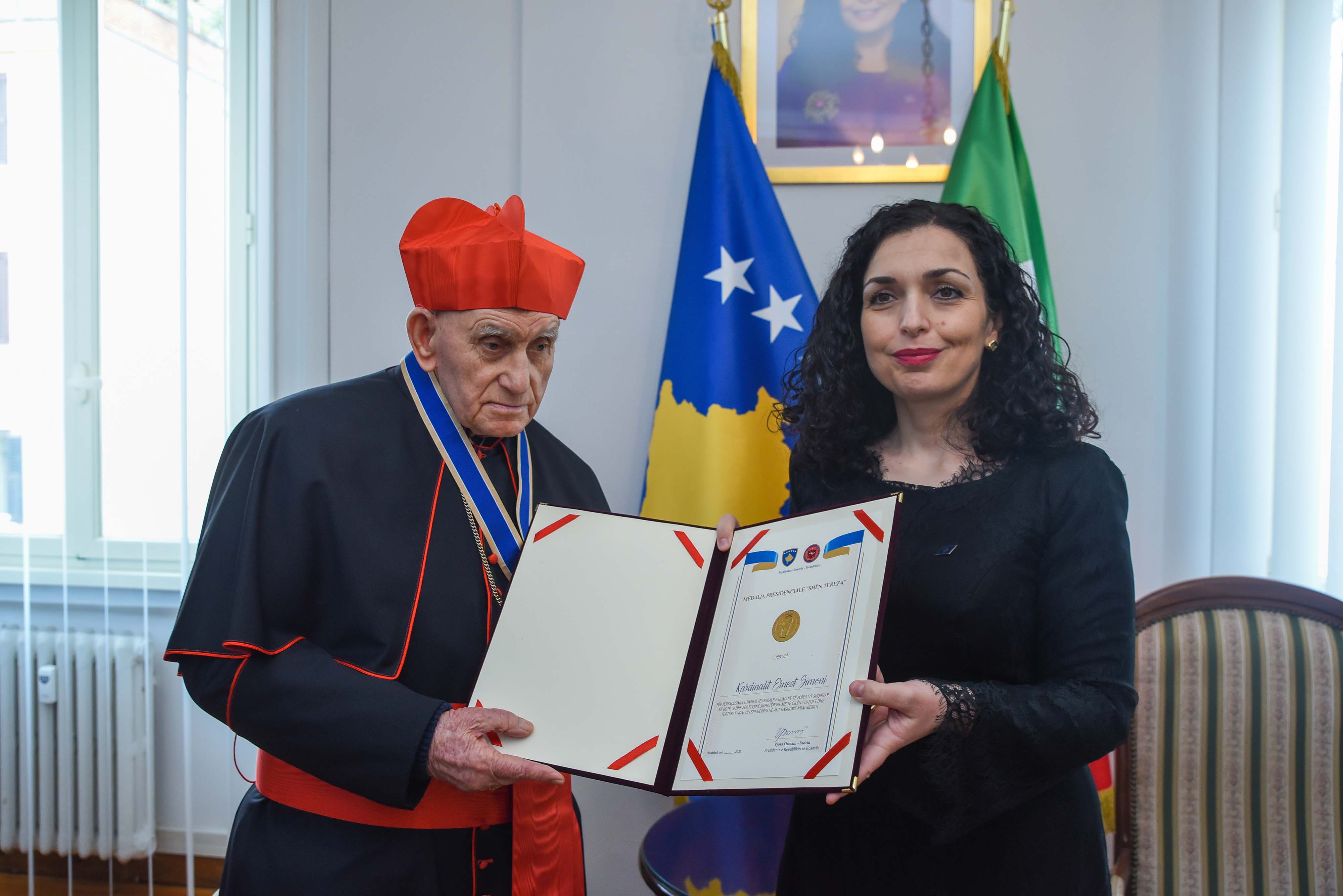 Presidentja Osmani ia dorëzoi kardinalit Ernest Simoni, medaljen presidenciale "Shën Tereza".