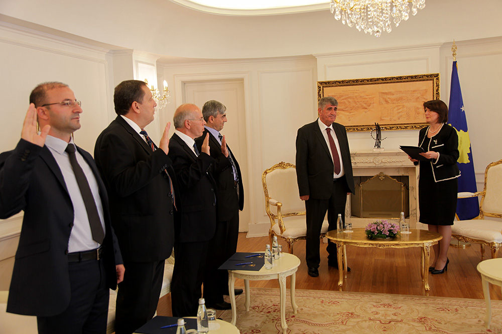 13_10_2014_6377998_Kater_prokurore_te_rinj_e_dhane_betimin_para_Presidentes_Jahjaga_3