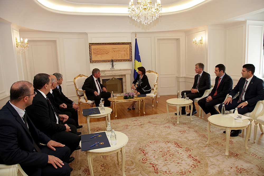 13_10_2014_8326162_Kater_prokurore_te_rinj_e_dhane_betimin_para_Presidentes_Jahjaga_1