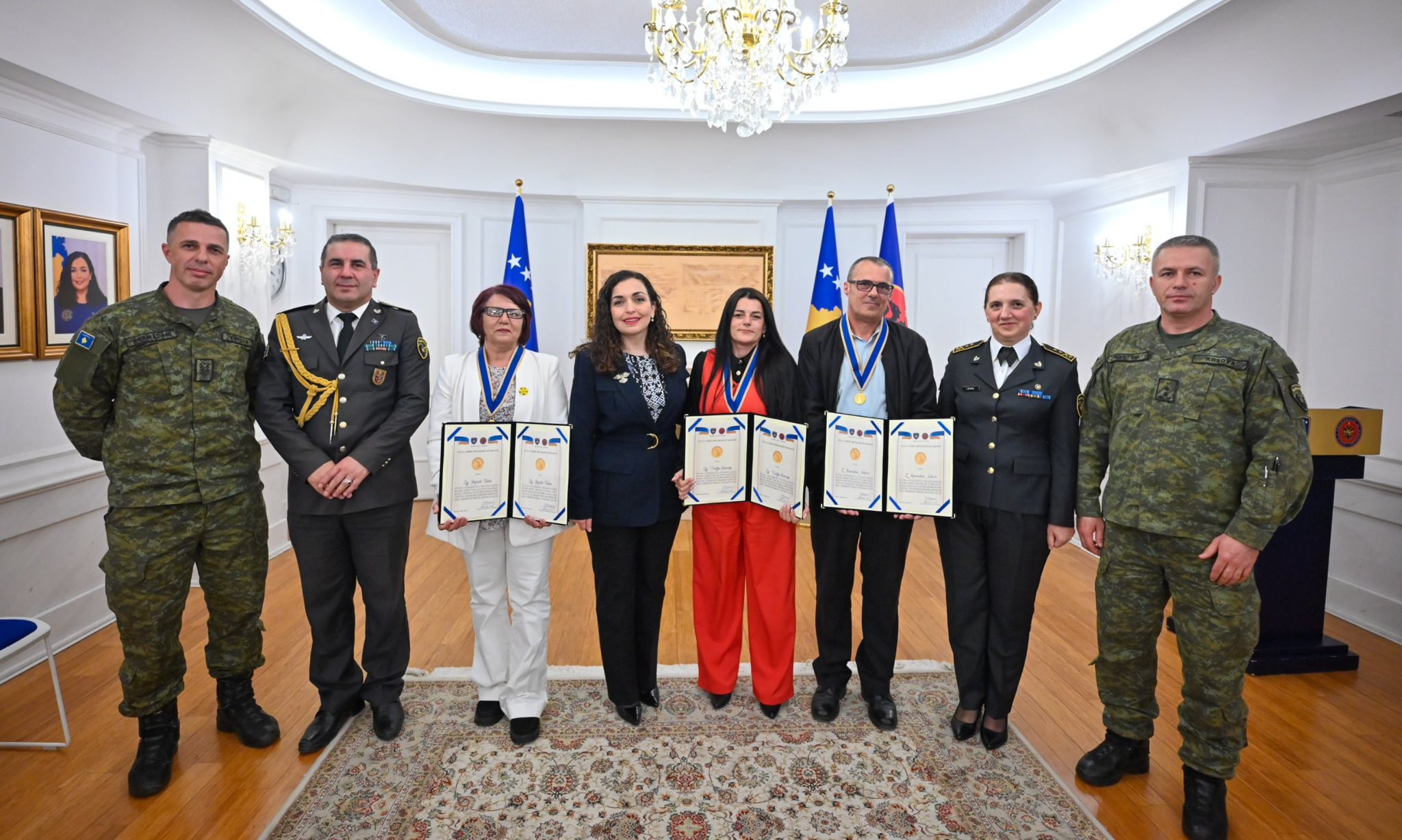 18.4.25 ceremonia e dekorimit-2