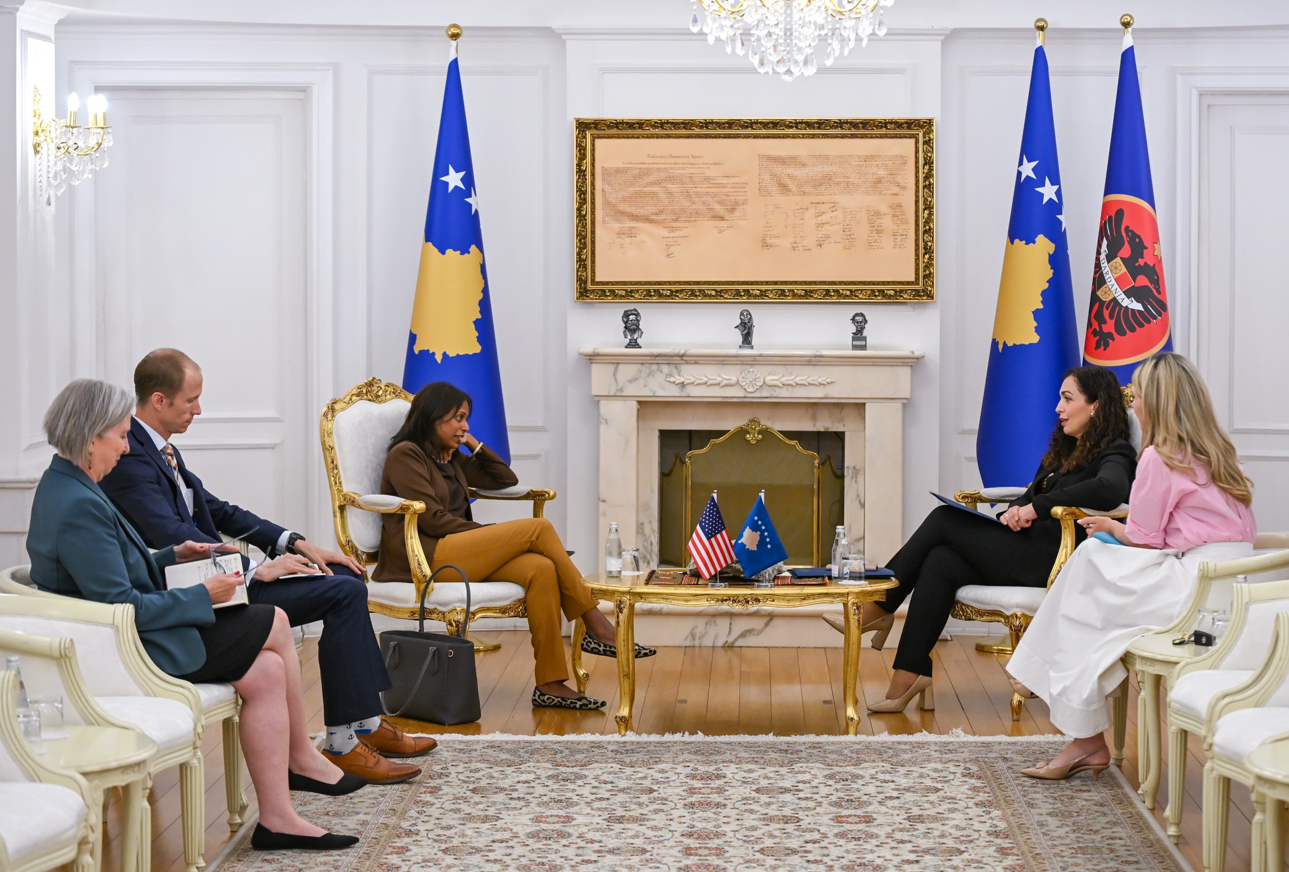 2.7.25 Presidentja Osmani priti në takim të Ngarkuarën me Punë të Ambasadës së SHBA-ve në Kosovë, Anu Prattipati-1