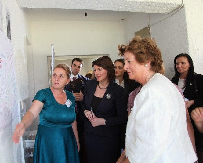 21_07_2015_3289099_Presidentja_Atifete_Jahjaga_dhe_Baronesha_Joyce_Anelay_vizituan_Qendren_per_promovimin_e_te_drejtave_te_grave_ne_Drenas_2