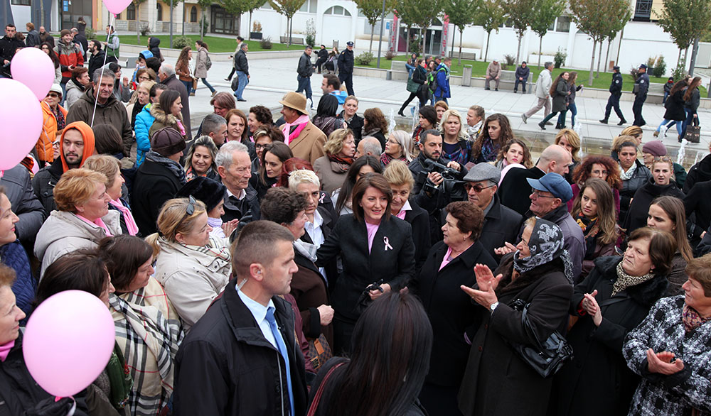 31_10_2014_689539_Fjalimi_i_Presidentes_Atifete_Jahjaga_ne_manifestimin__Ecja_kunder_kancerit_te_gjirit__5