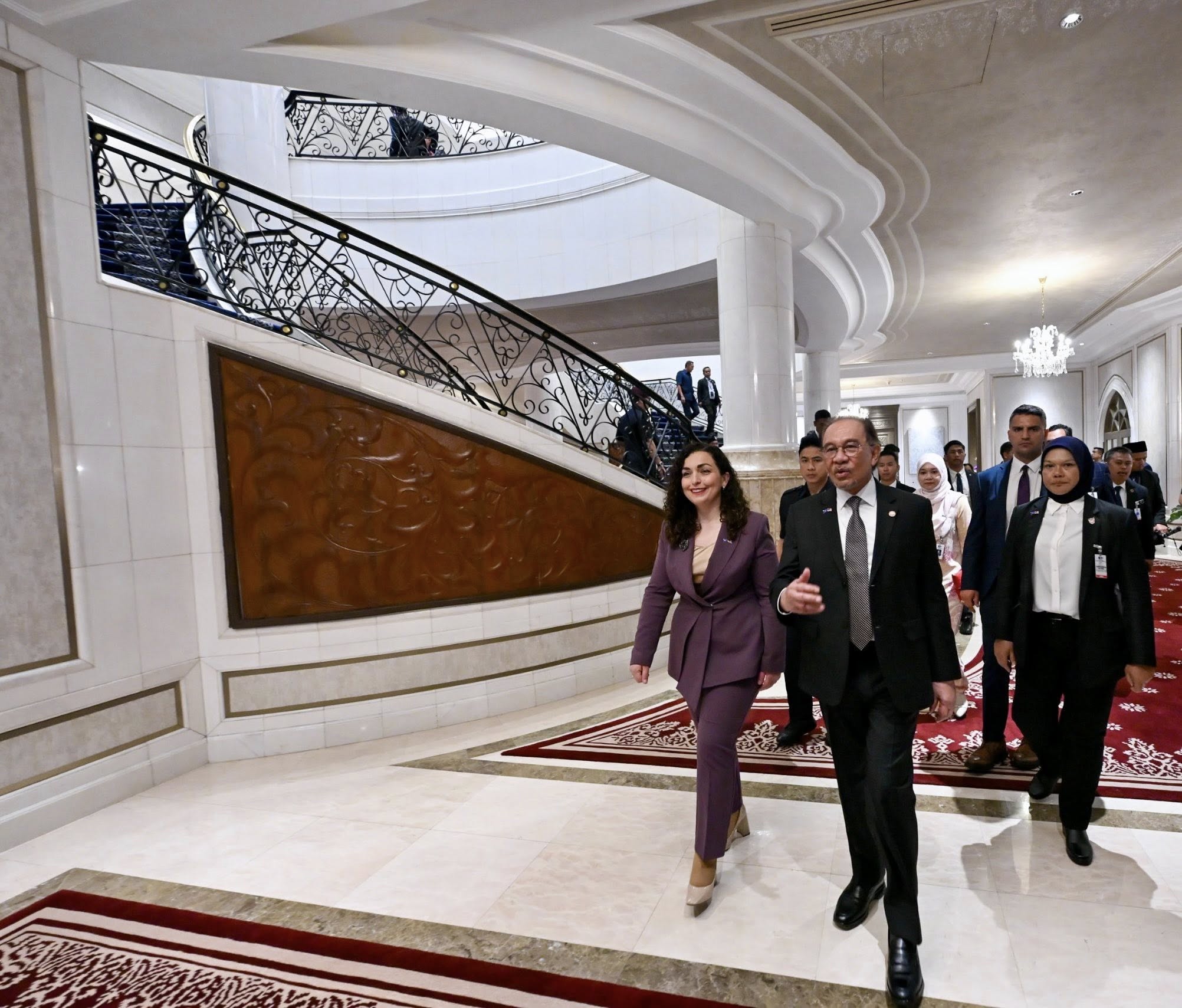 Kryeministri i Malajzisë, Anwar Ibrahim, ka shtruar drekë zyrtare për Presidenten Osmani-10