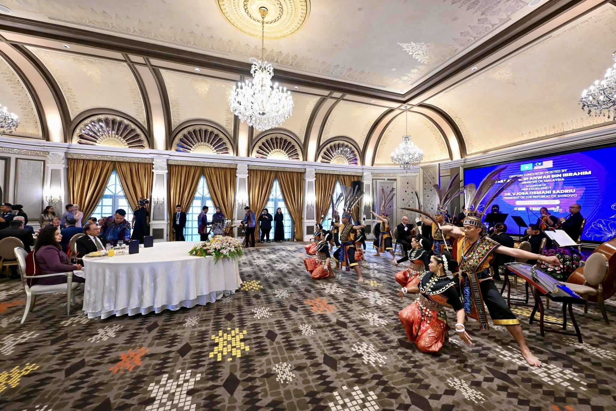 Kryeministri i Malajzisë, Anwar Ibrahim, ka shtruar drekë zyrtare për Presidenten Osmani-9