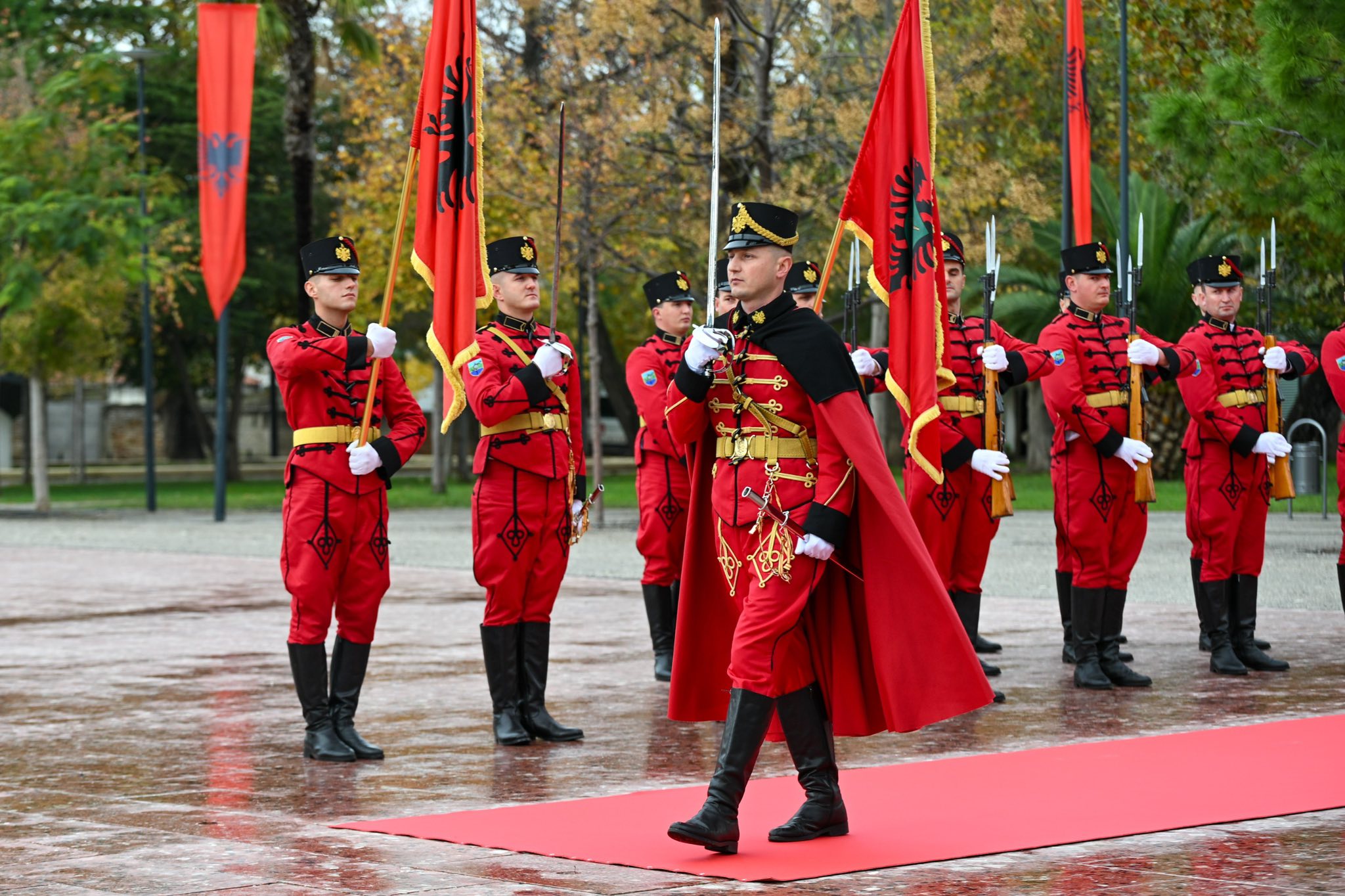 Presidentja 113 vjet më parë, në Vlorë u ngrit flamuri që bashkon zemrat e gjithë shqiptarëve kudo që janë-10