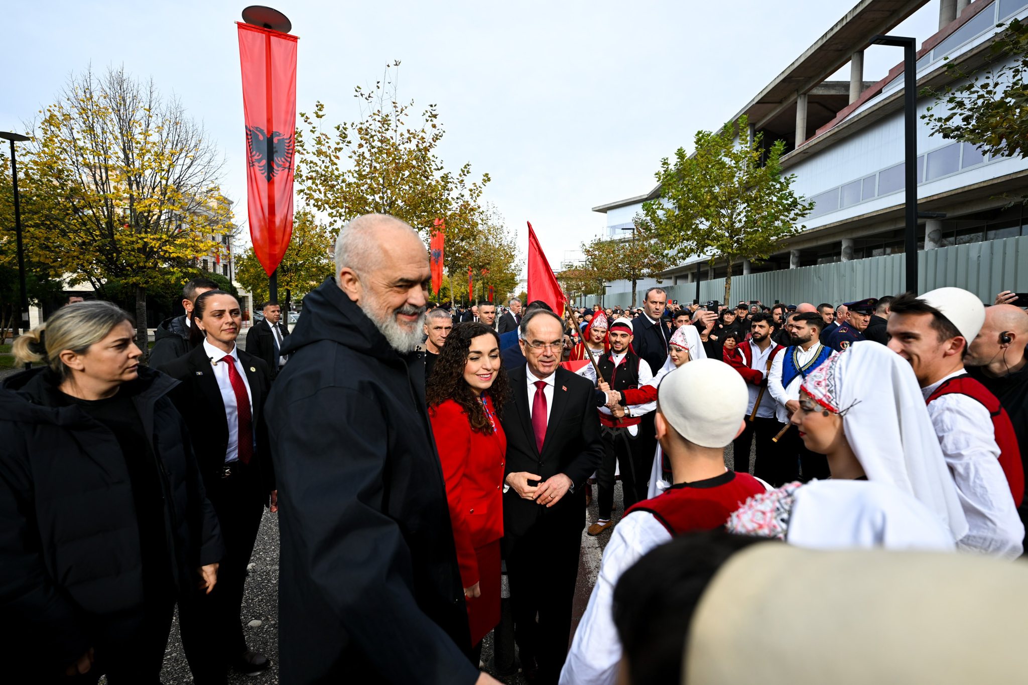 Presidentja 113 vjet më parë, në Vlorë u ngrit flamuri që bashkon zemrat e gjithë shqiptarëve kudo që janë-19