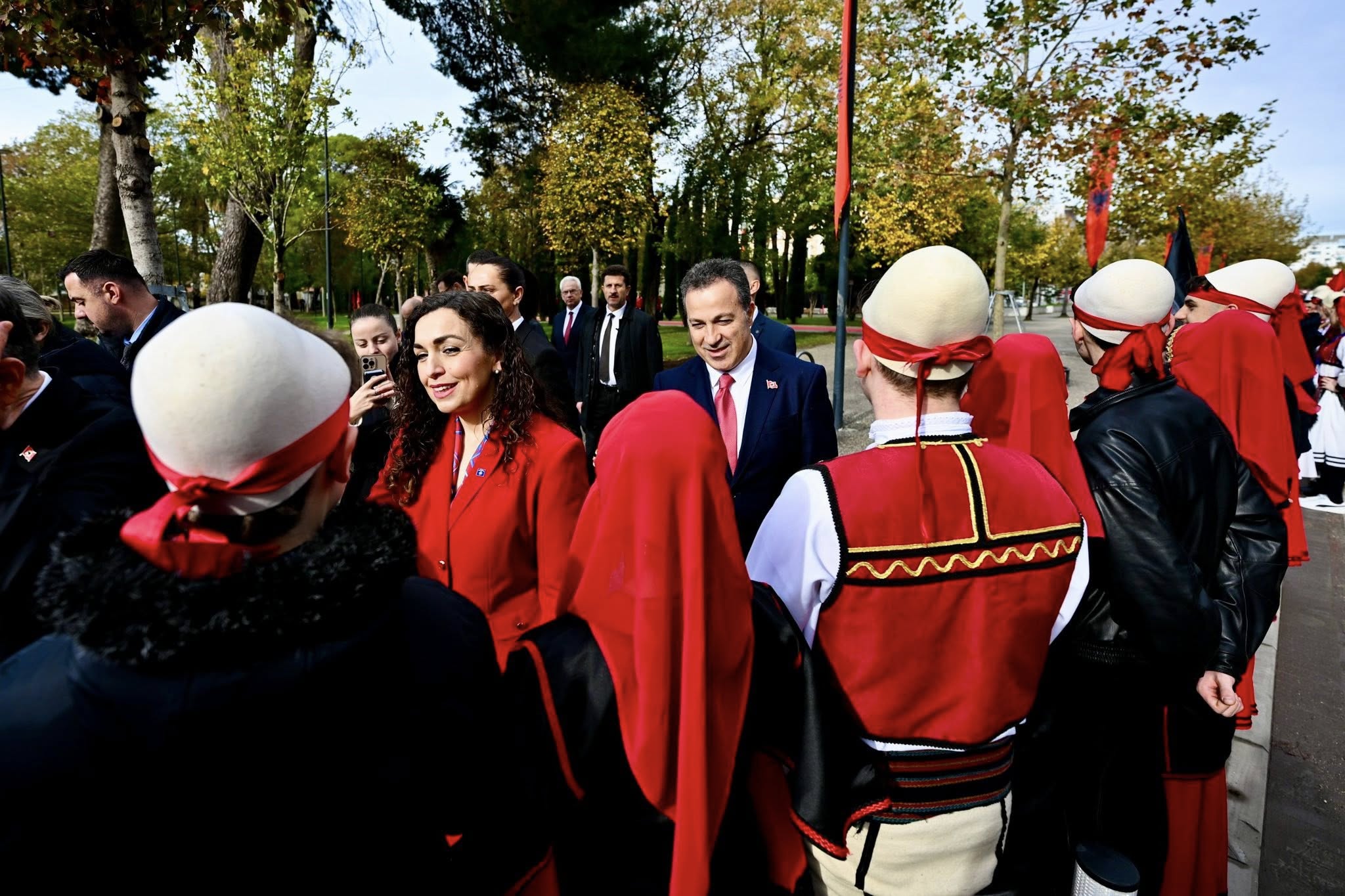 Presidentja 113 vjet më parë, në Vlorë u ngrit flamuri që bashkon zemrat e gjithë shqiptarëve kudo që janë-20