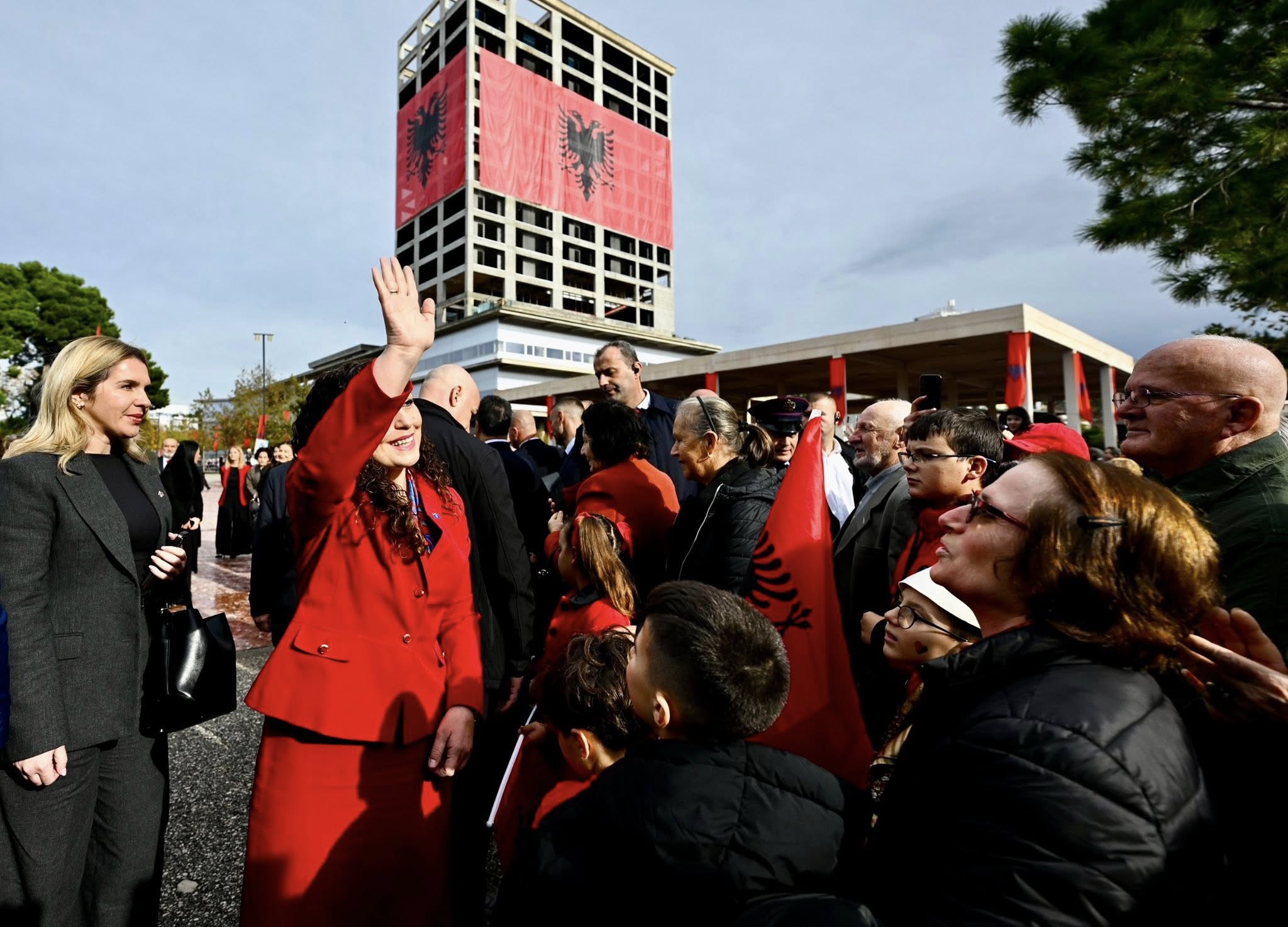 Presidentja 113 vjet më parë, në Vlorë u ngrit flamuri që bashkon zemrat e gjithë shqiptarëve kudo që janë-21