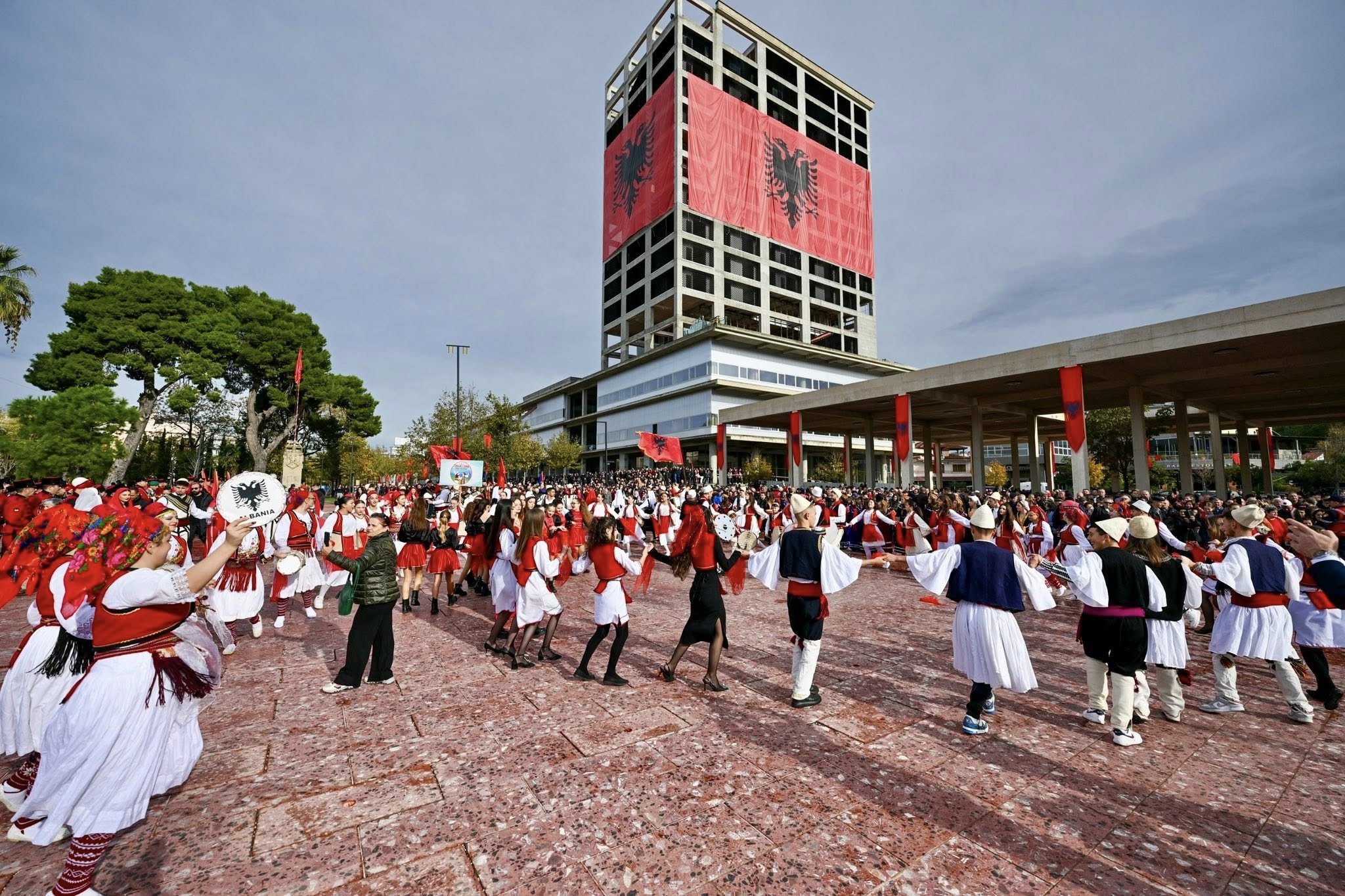 Presidentja 113 vjet më parë, në Vlorë u ngrit flamuri që bashkon zemrat e gjithë shqiptarëve kudo që janë-5