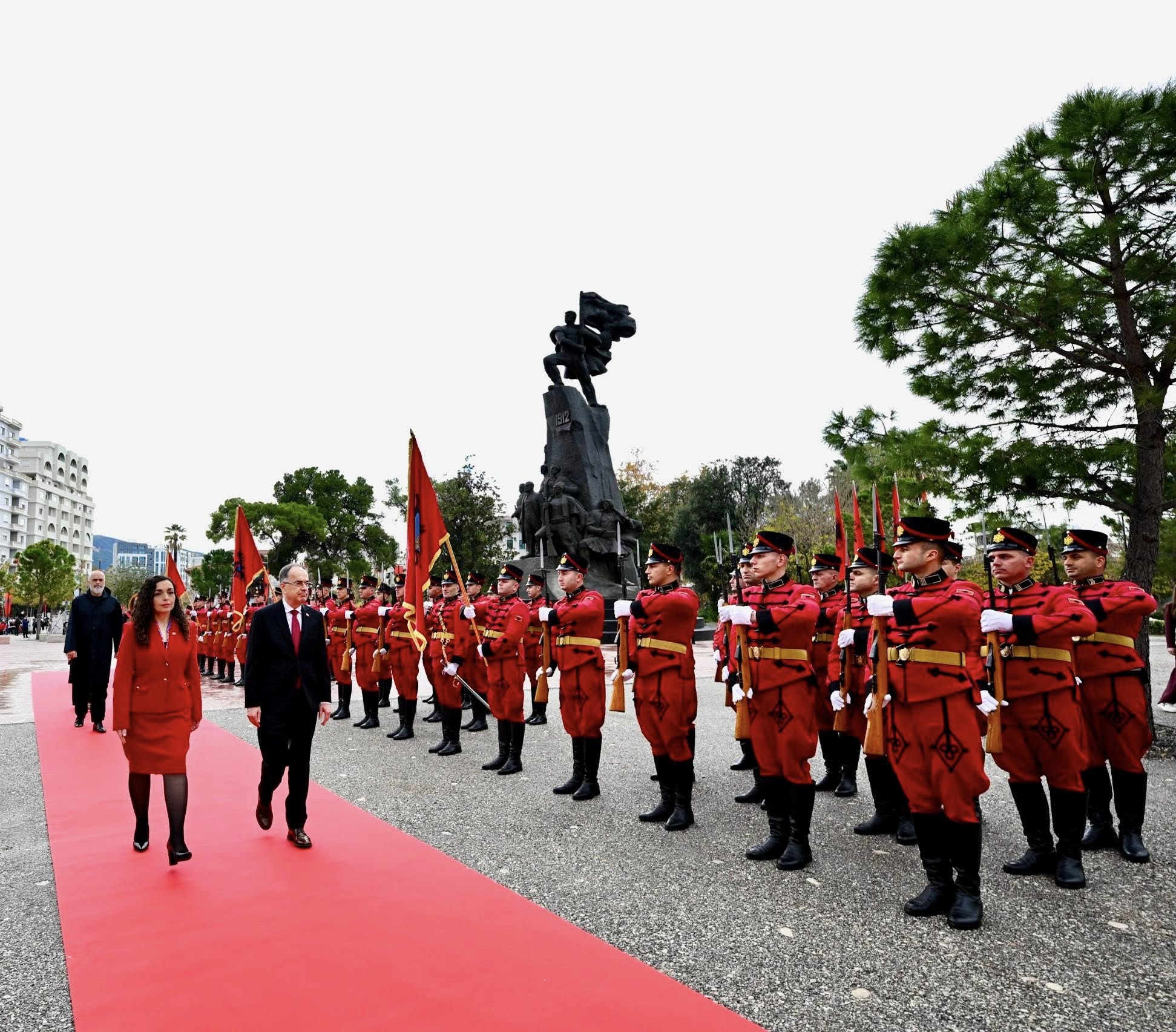 Presidentja 113 vjet më parë, në Vlorë u ngrit flamuri që bashkon zemrat e gjithë shqiptarëve kudo që janë-6