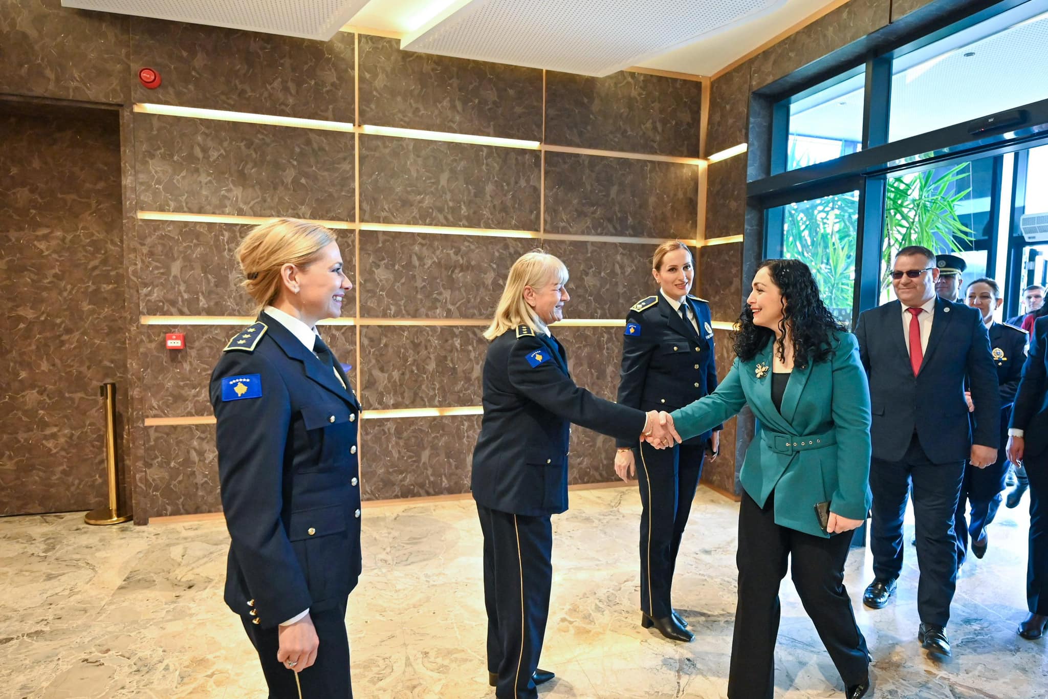 Presidentja Gëzuar 8 Marsin për të gjitha gratë në uniformë, të cilat shërbejnë me nder, krenari dhe guxim-7