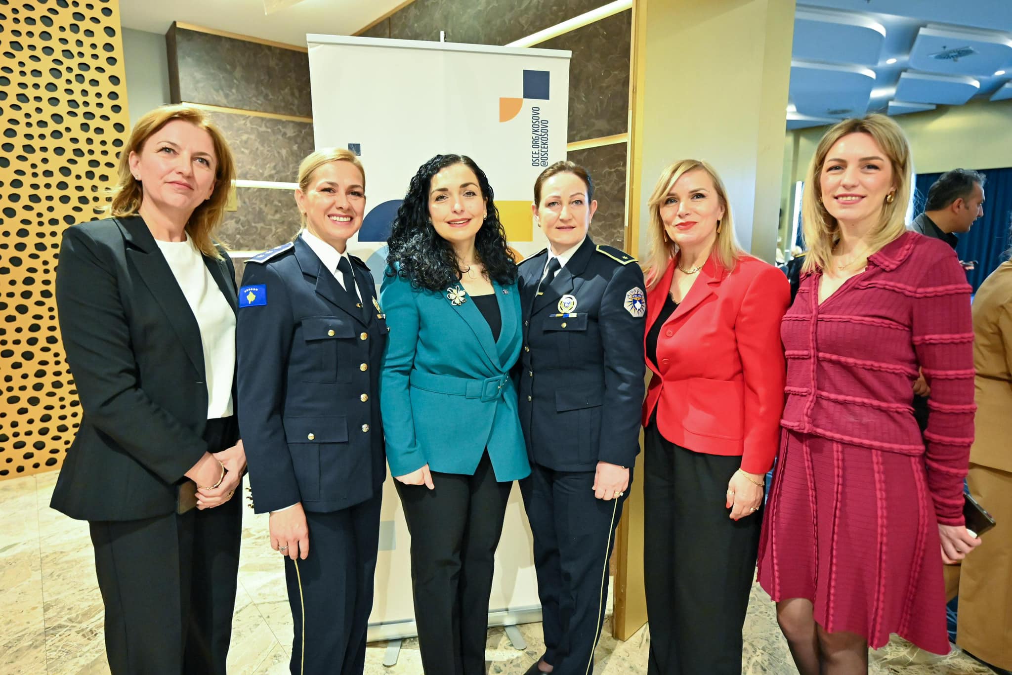 Presidentja Gëzuar 8 Marsin për të gjitha gratë në uniformë, të cilat shërbejnë me nder, krenari dhe guxim-9