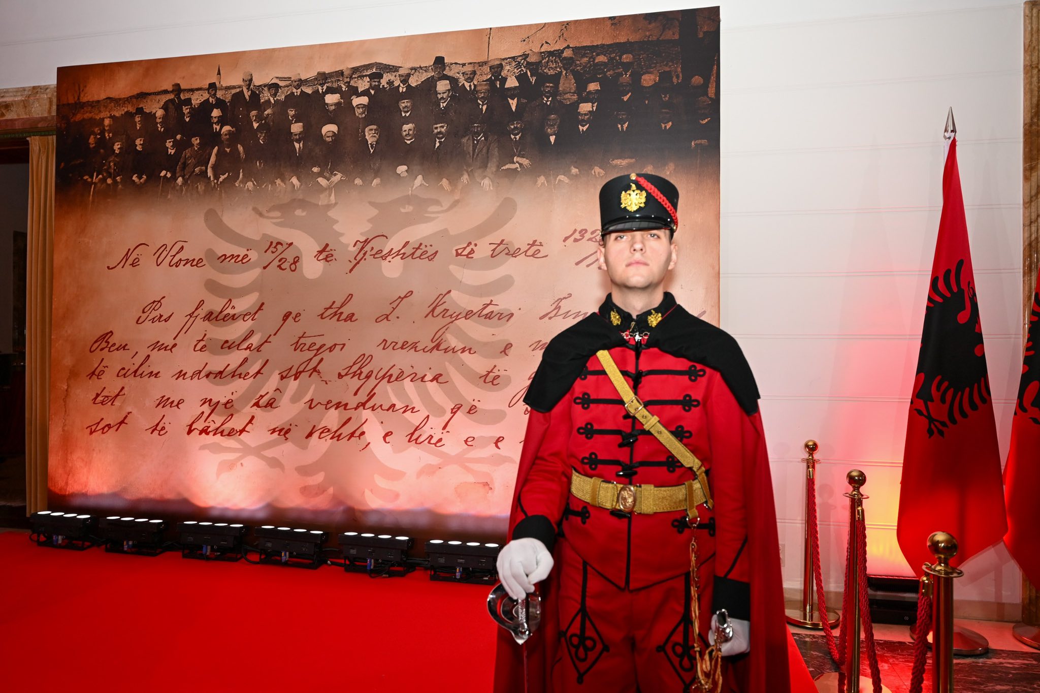 Presidentja Osmani 28 Nëntori na kujton se çdo gur i kësaj toke është lagur me gjakun e heronjve tanë-15