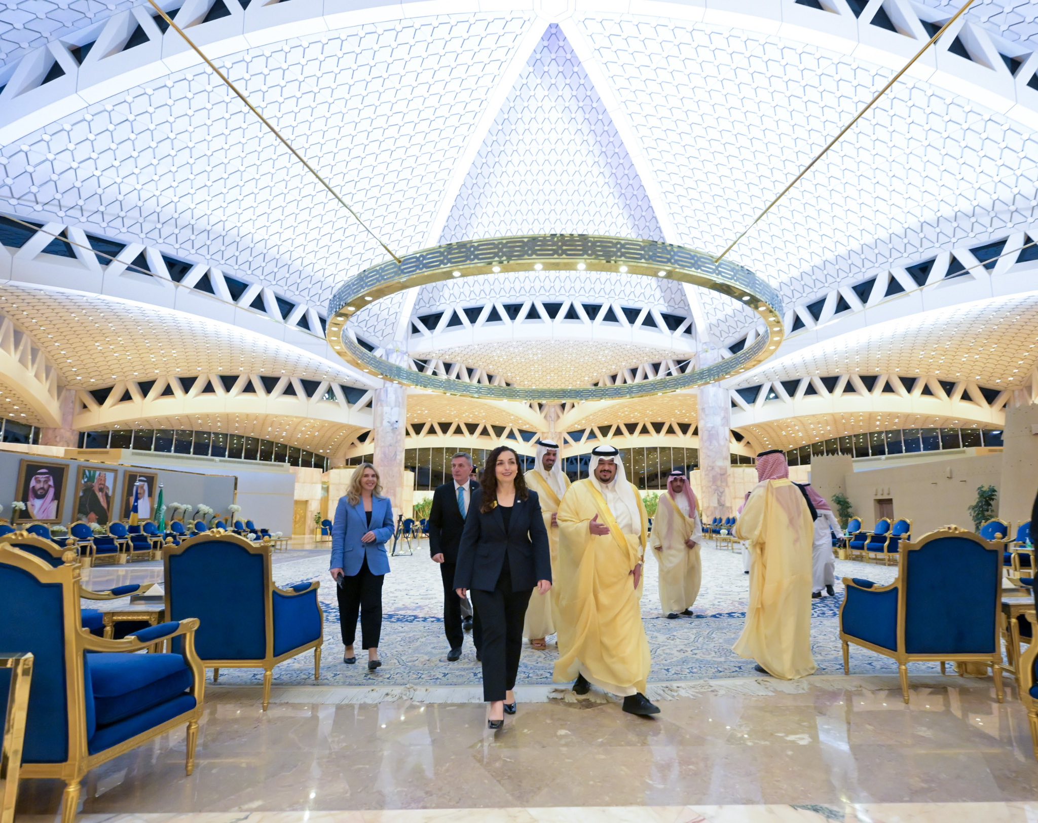 Presidentja Osmani arrin për vizitë pune në Riad, pritet me nderime ushtarake-1