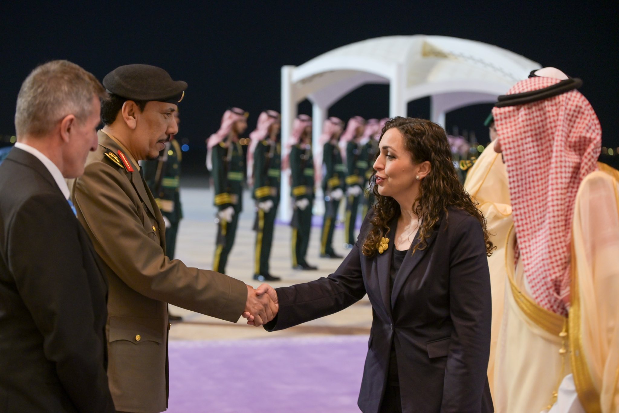 Presidentja Osmani arrin për vizitë pune në Riad, pritet me nderime ushtarake-3