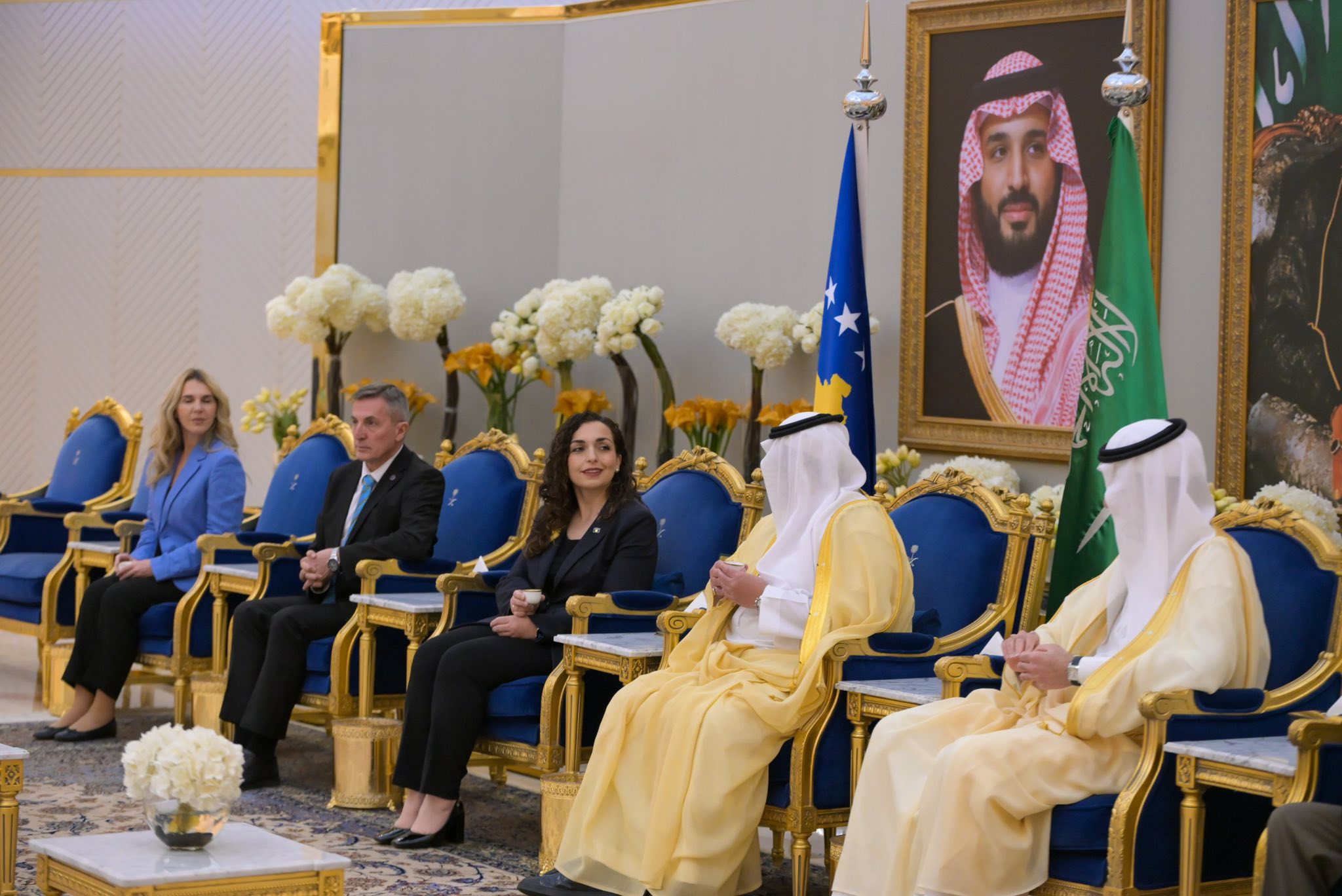 Presidentja Osmani arrin për vizitë pune në Riad, pritet me nderime ushtarake-5