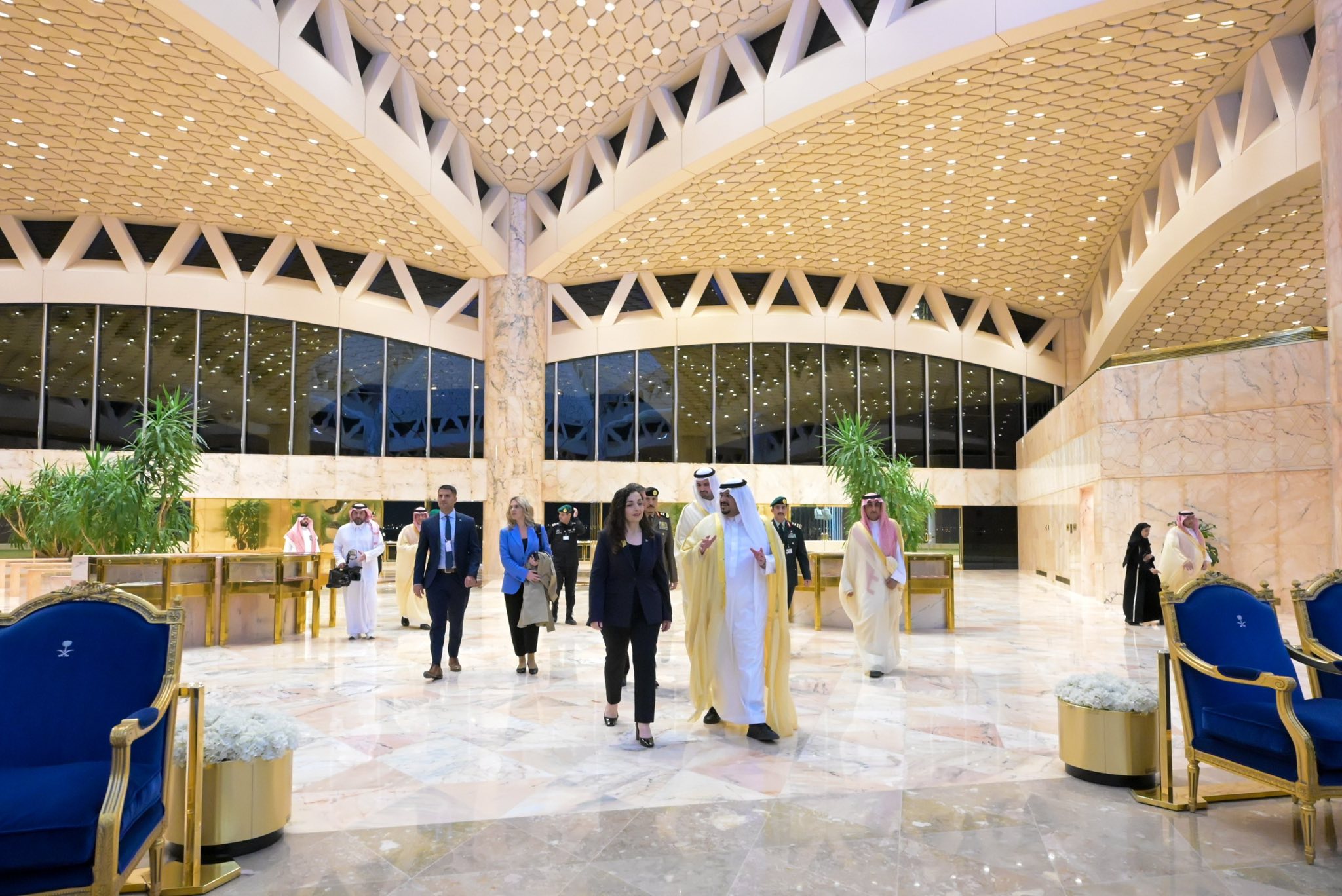 Presidentja Osmani arrin për vizitë pune në Riad, pritet me nderime ushtarake-6