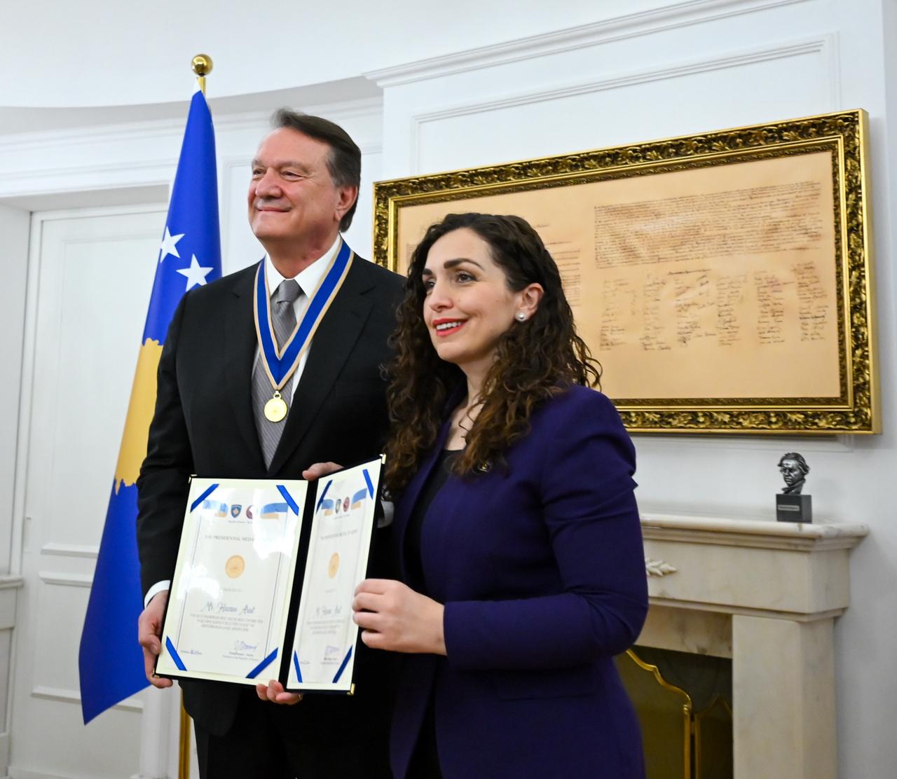 Presidentja Osmani dekoroi z. Hasan Arat me Medaljen Presidenciale të Meritave-2