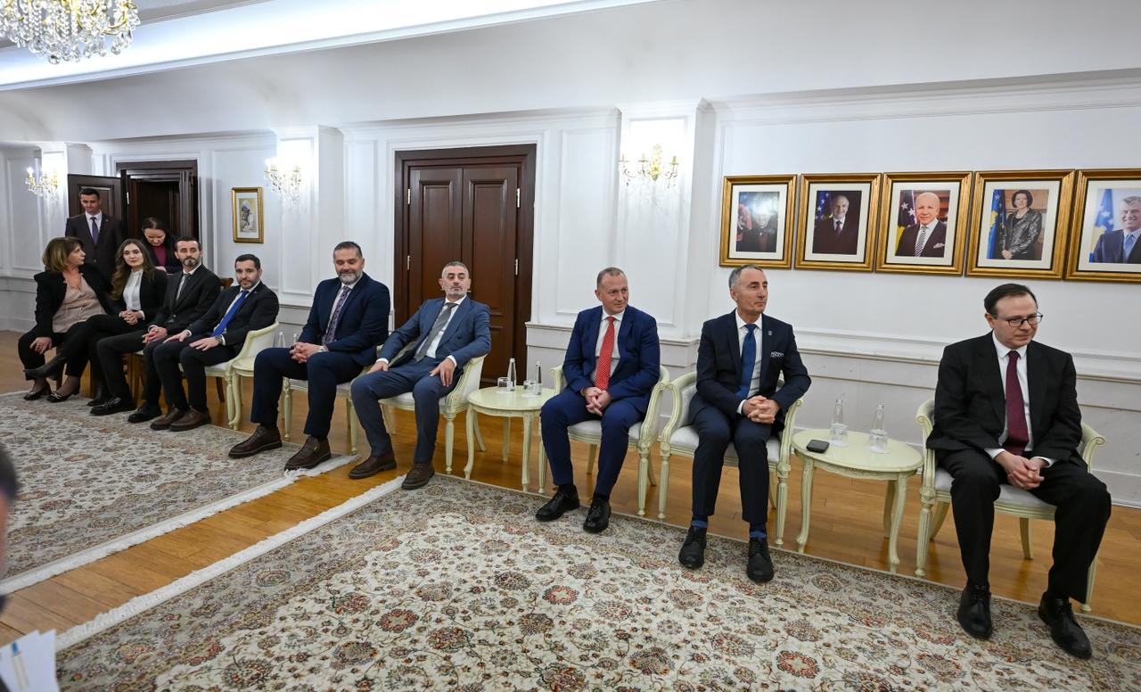 Presidentja Osmani dekoroi z. Hasan Arat me Medaljen Presidenciale të Meritave-3