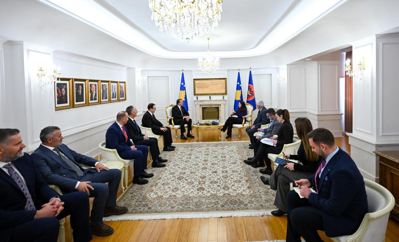 Presidentja Osmani dekoroi z. Hasan Arat me Medaljen Presidenciale të Meritave-4