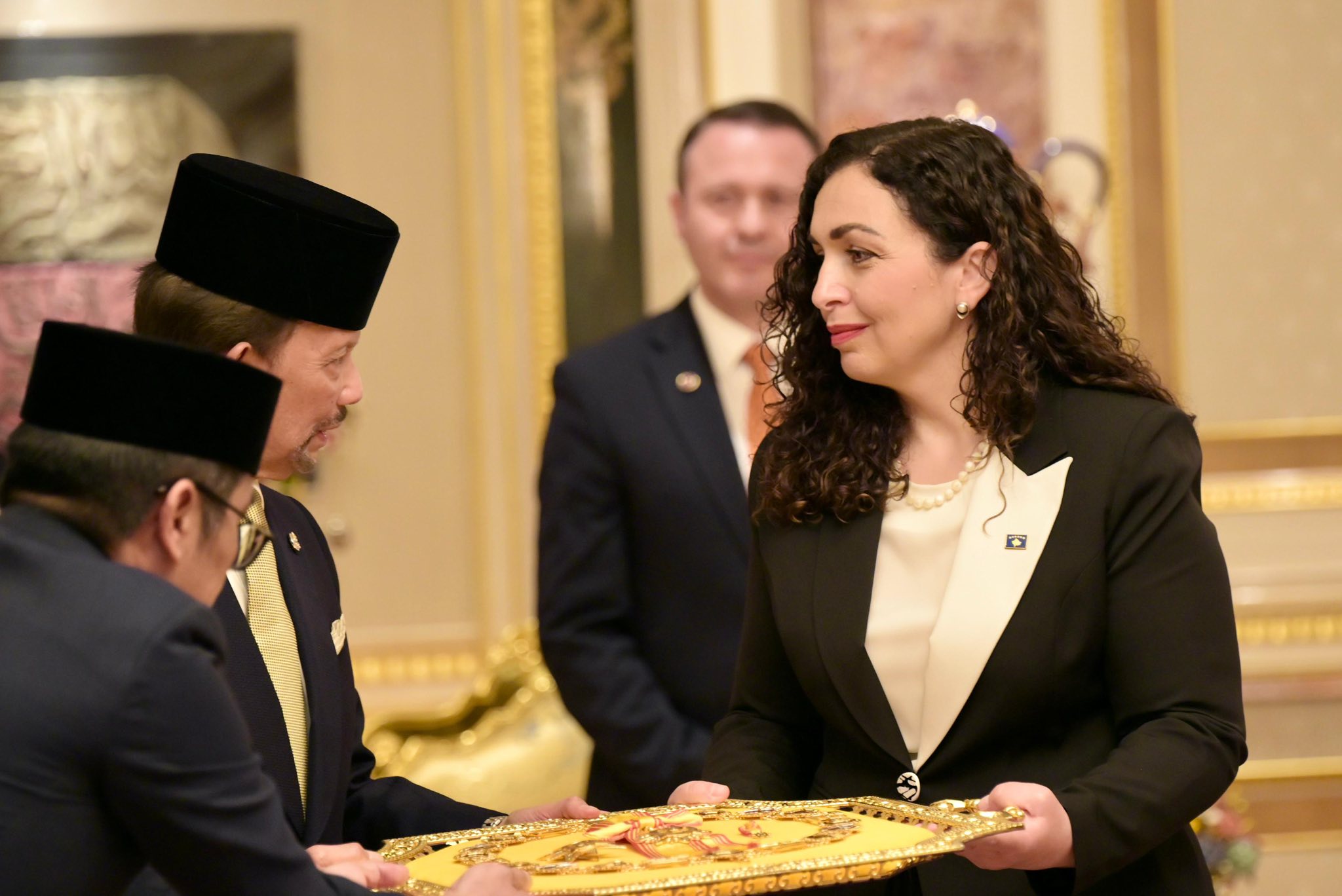 Presidentja Osmani nderohet me Urdhrin e Familjes Mbretërore Datin Laila Utama nga Sulltani i Brunei Darussalam-1