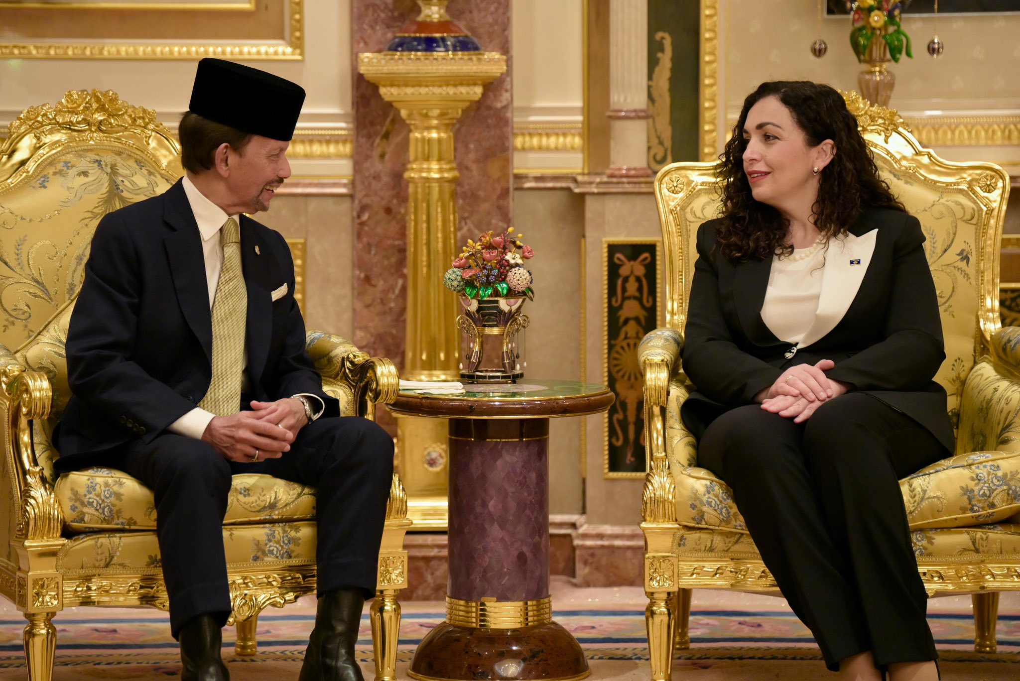 Presidentja Osmani nderohet me Urdhrin e Familjes Mbretërore Datin Laila Utama nga Sulltani i Brunei Darussalam-2