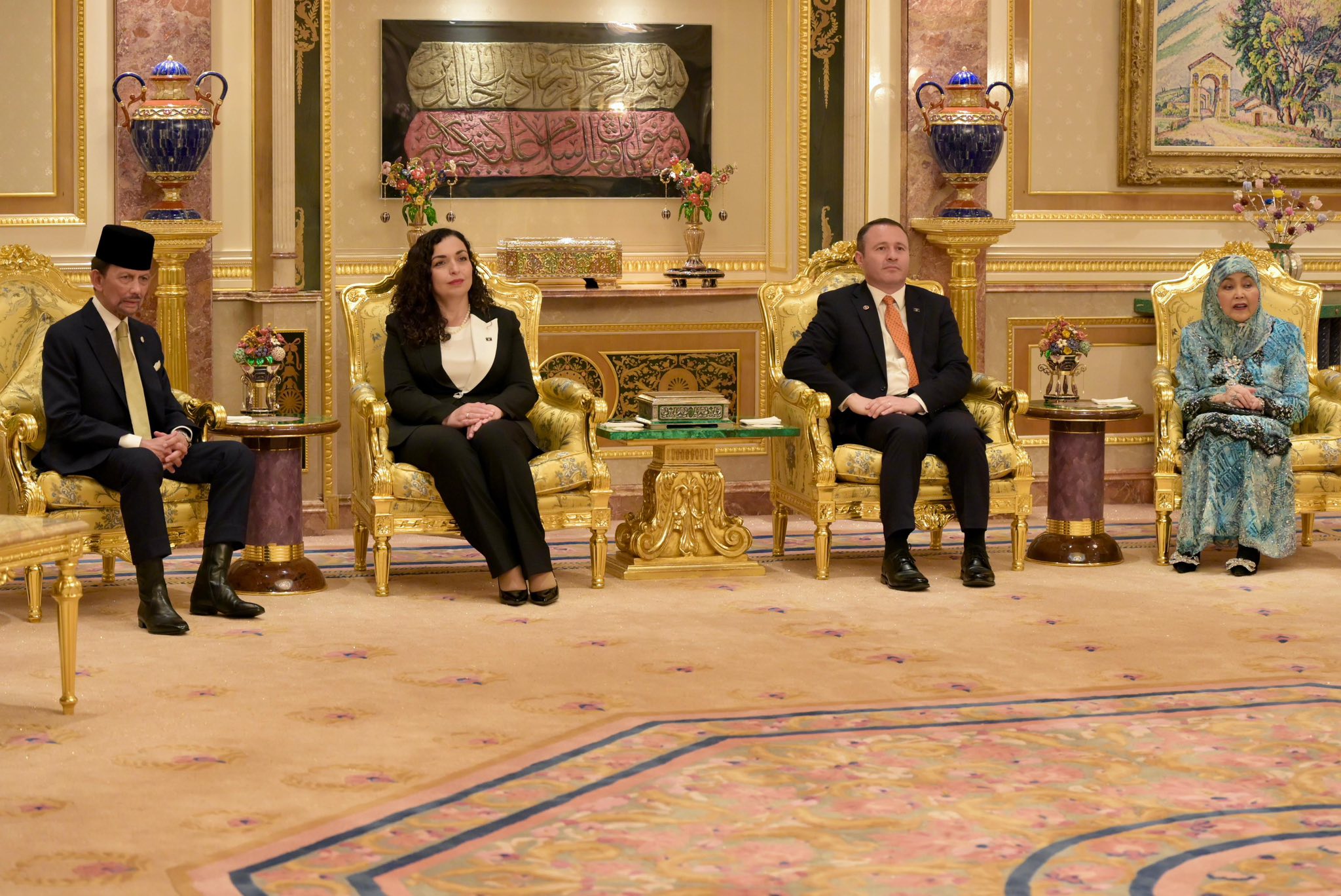 Presidentja Osmani nderohet me Urdhrin e Familjes Mbretërore Datin Laila Utama nga Sulltani i Brunei Darussalam-4