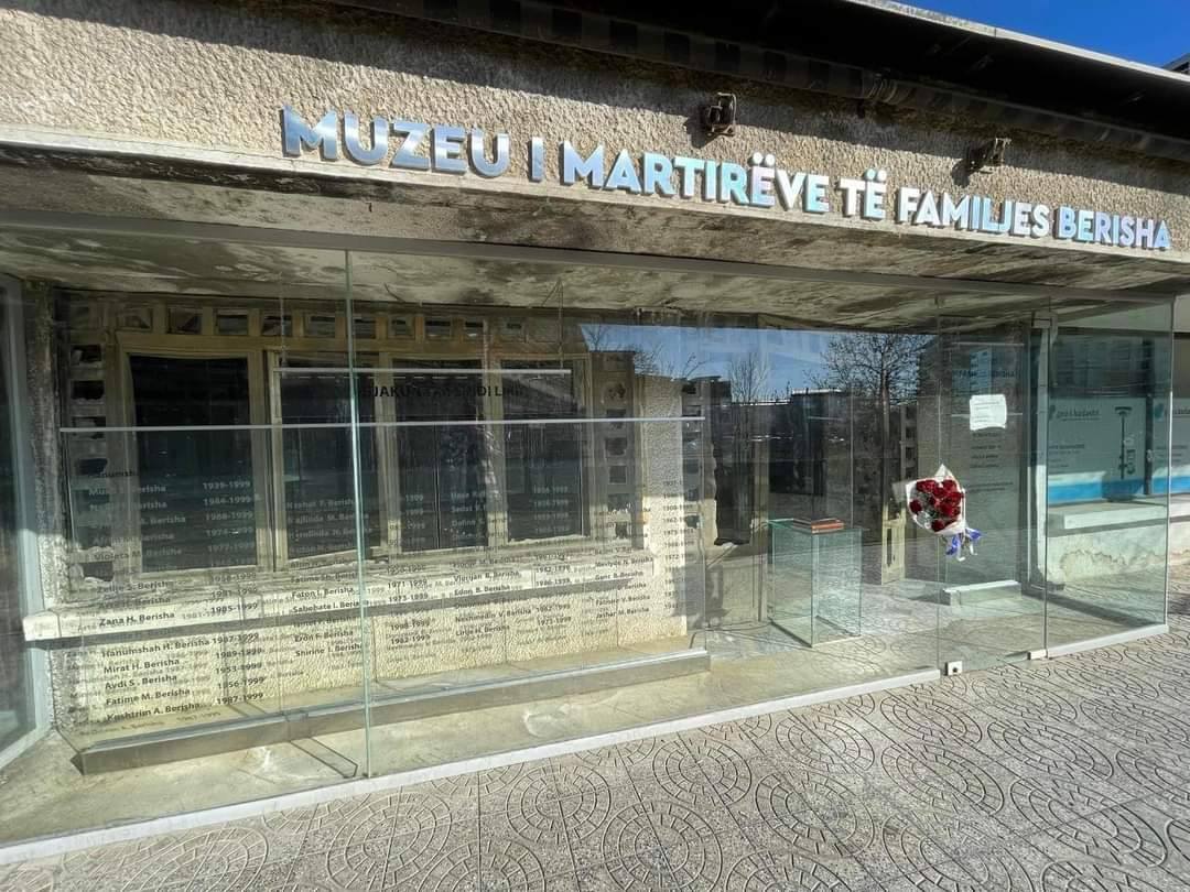 Presidentja Osmani përkujton 26 vjetorin e masakrës ndaj familjes Berisha-1