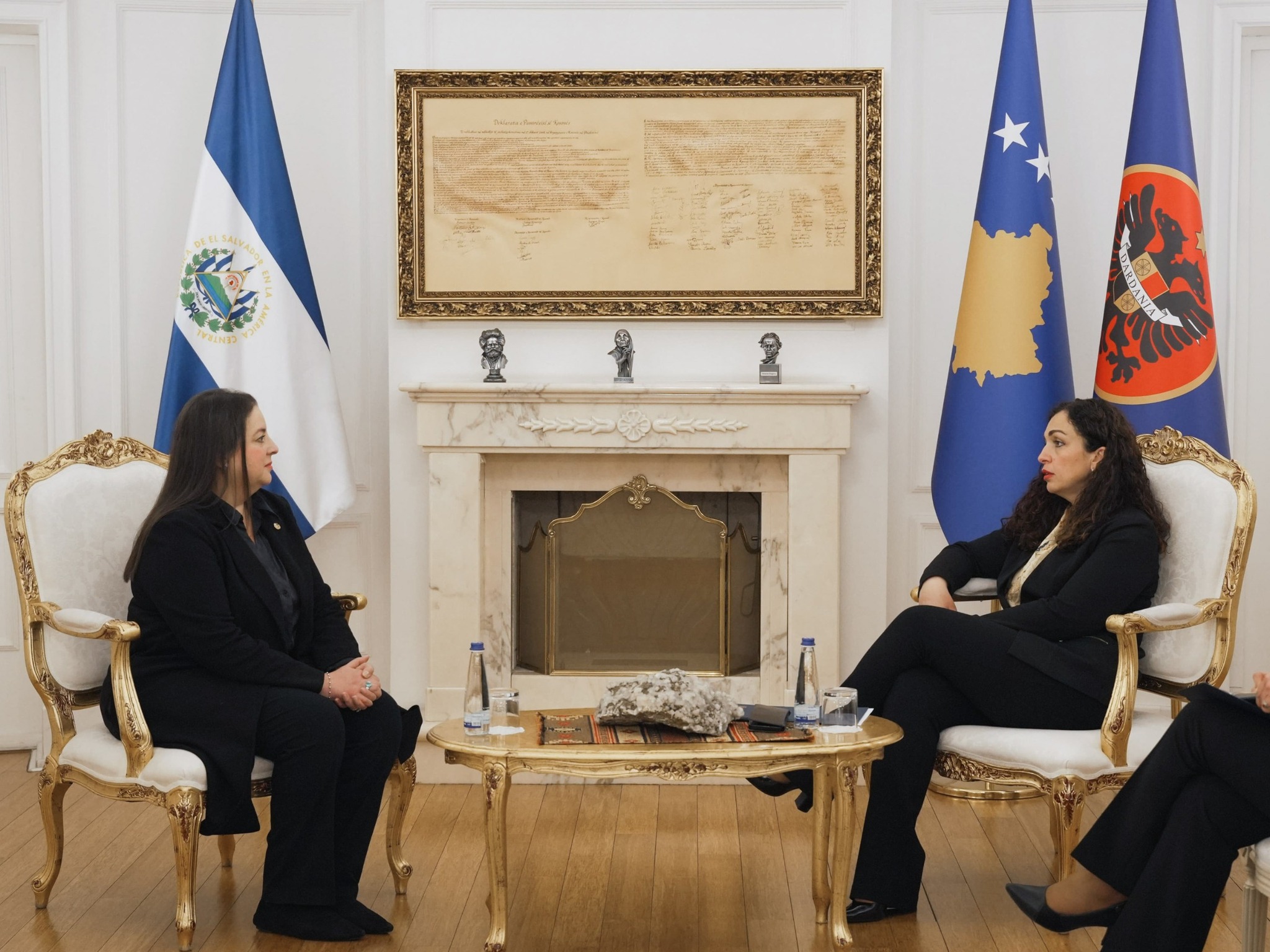 Presidentja Osmani pranoi letrat kredenciale nga Ambasadorja e re e El Salvadorit në Kosovë, Rhina Bardi -3