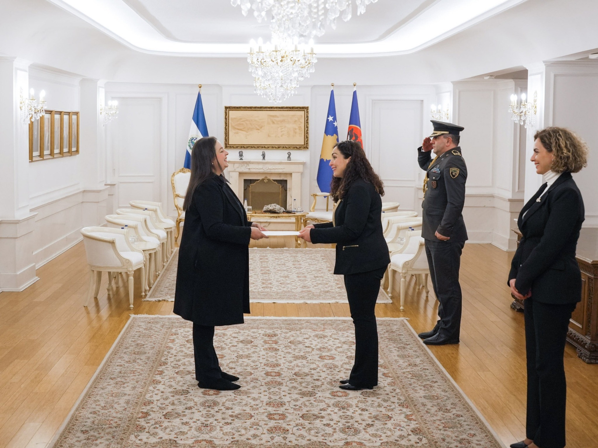Presidentja Osmani pranoi letrat kredenciale nga Ambasadorja e re e El Salvadorit në Kosovë, Rhina Bardi -4