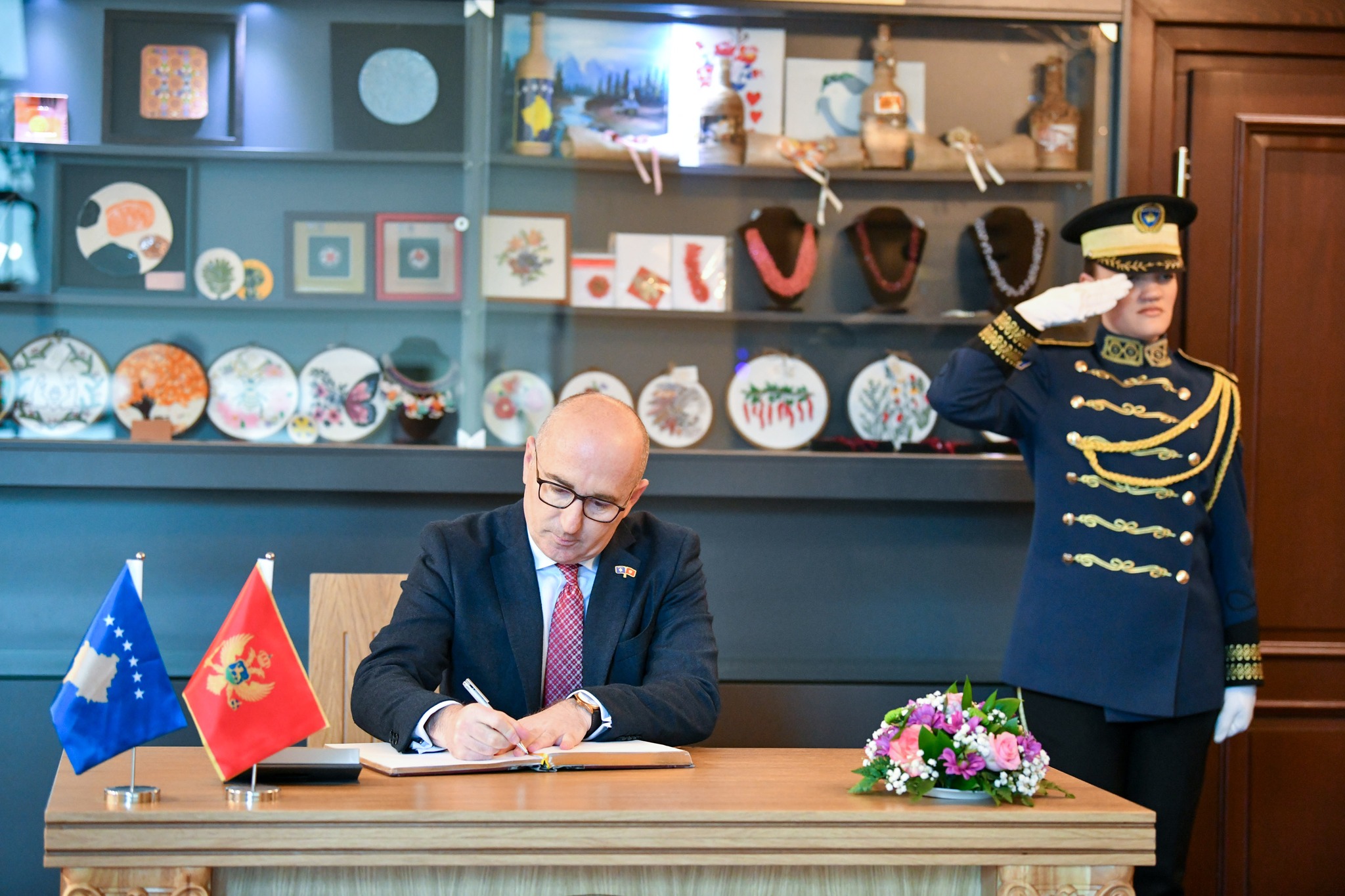 Presidentja Osmani pranoi letrat kredenciale nga ambasadori i ri i Malit të Zi, Bernard Çobaj-4