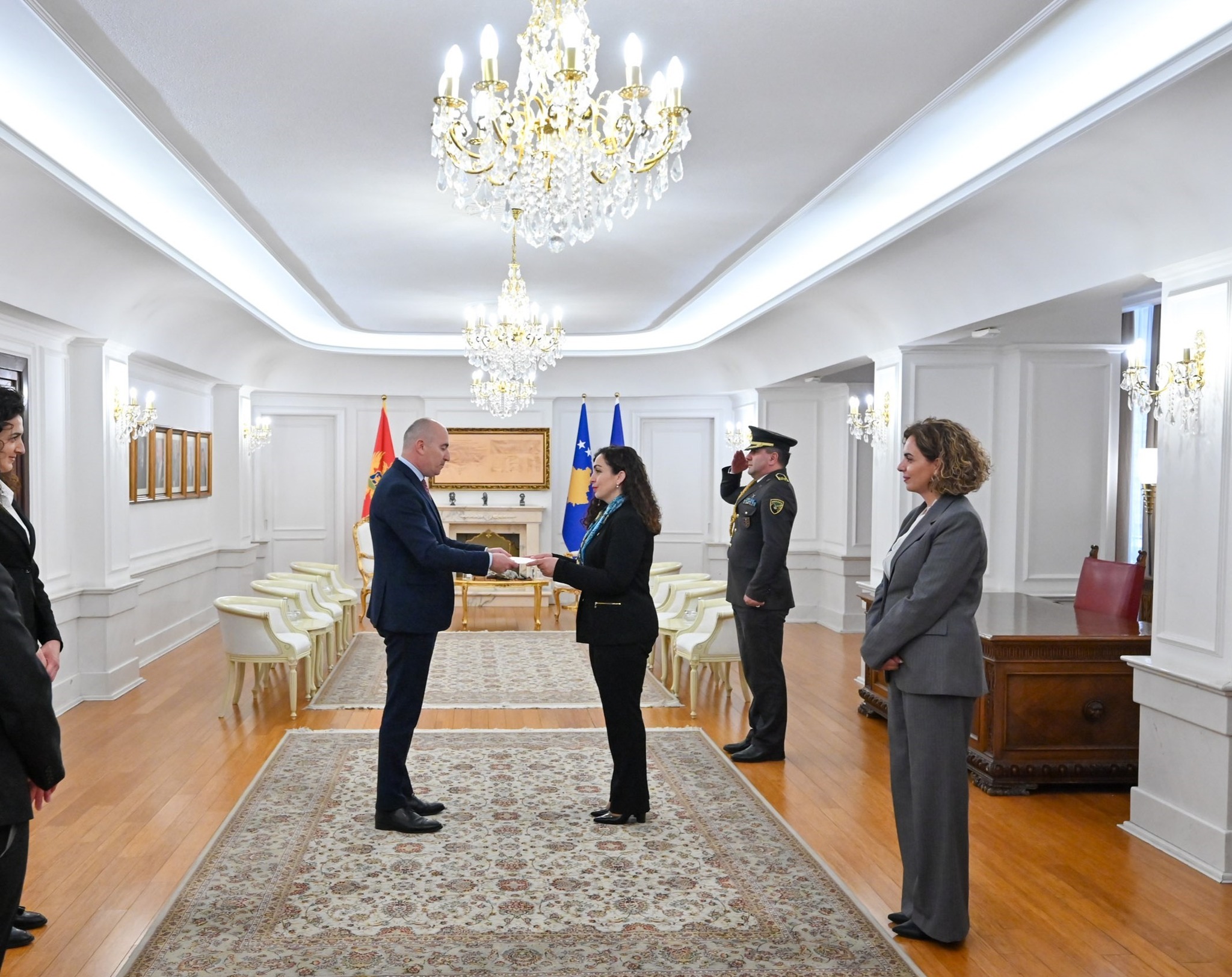 Presidentja Osmani pranoi letrat kredenciale nga ambasadori i ri i Malit të Zi, Bernard Çobaj-5