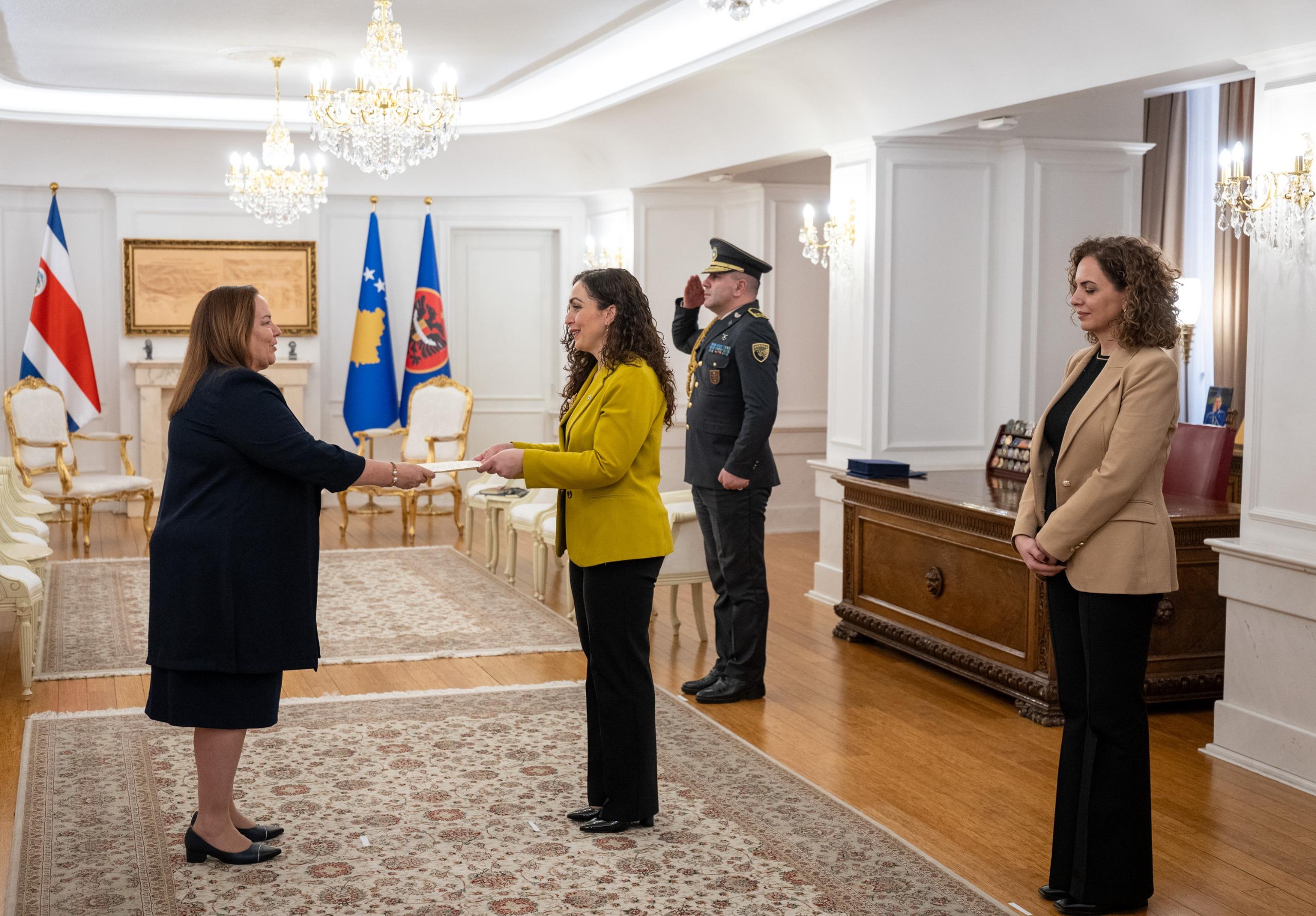 Presidentja Osmani pranoi letrat kredenciale të ambasadores së re të Kosta Rikës në Kosovë, Olga M. Sauma Uribe-2