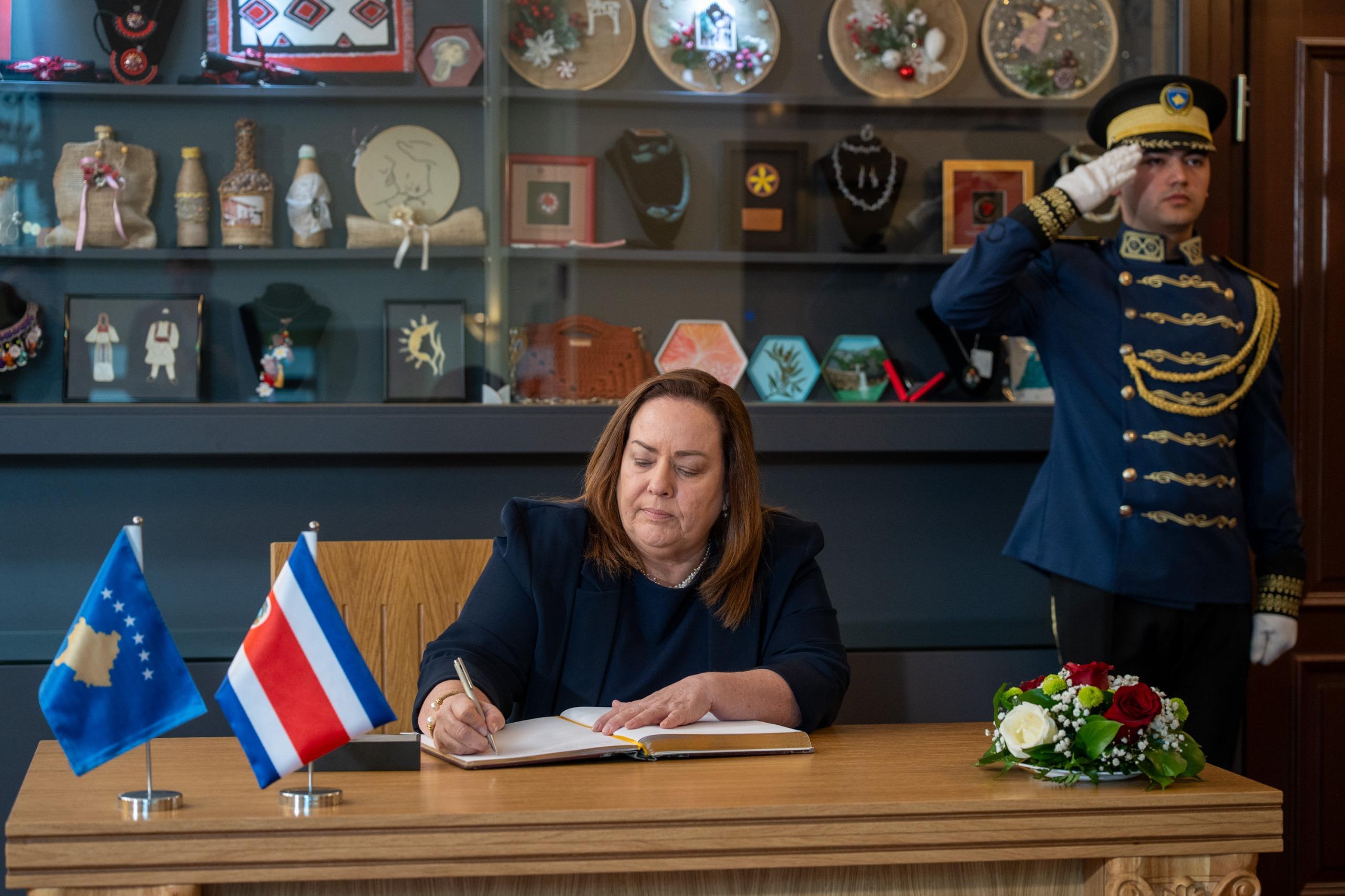 Presidentja Osmani pranoi letrat kredenciale të ambasadores së re të Kosta Rikës në Kosovë, Olga M. Sauma Uribe-5