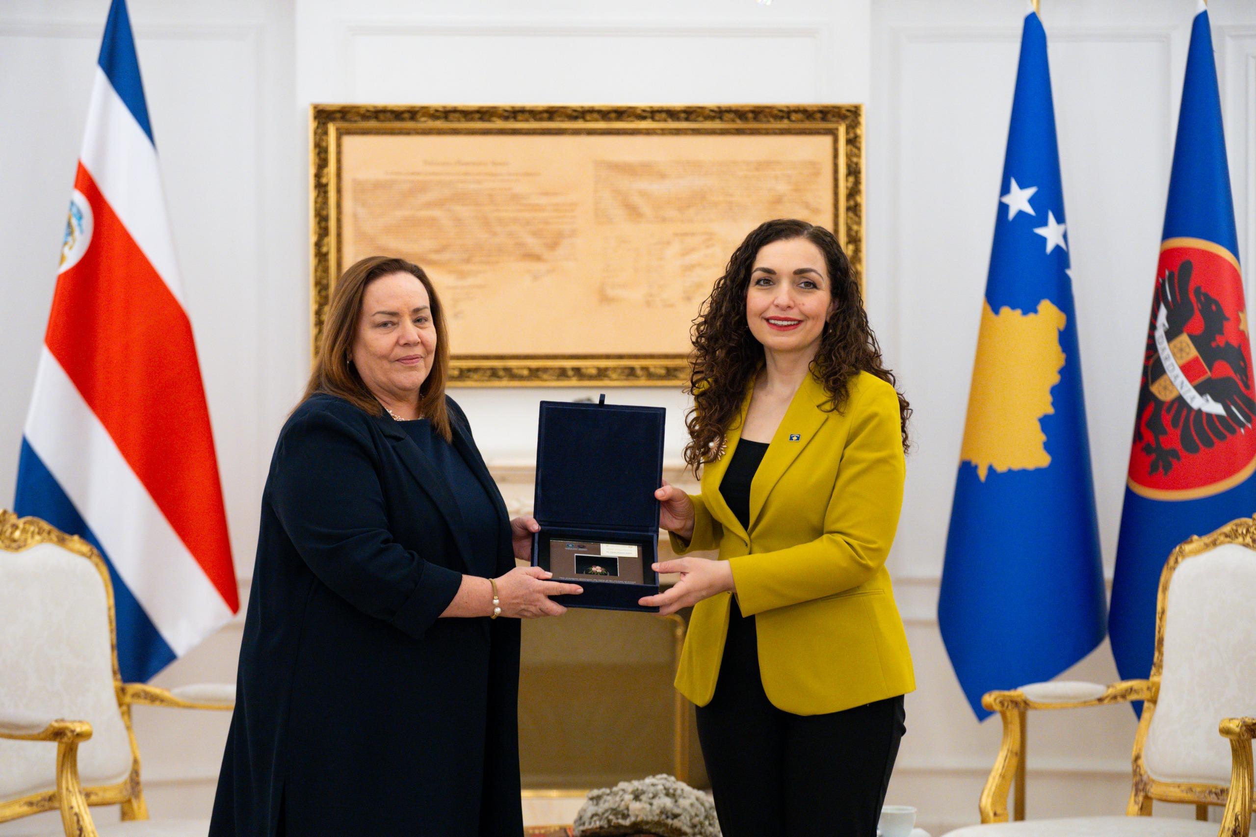 Presidentja Osmani pranoi letrat kredenciale të ambasadores së re të Kosta Rikës në Kosovë, Olga M. Sauma Uribe-6