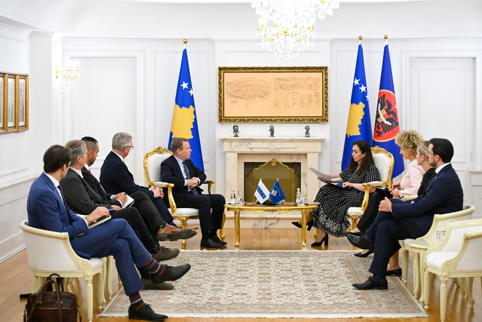 Presidentja Osmani priti në takim Komisionerin e Lartë të OSBE-së për Pakicat Kombëtare, Christophe Kamp-2