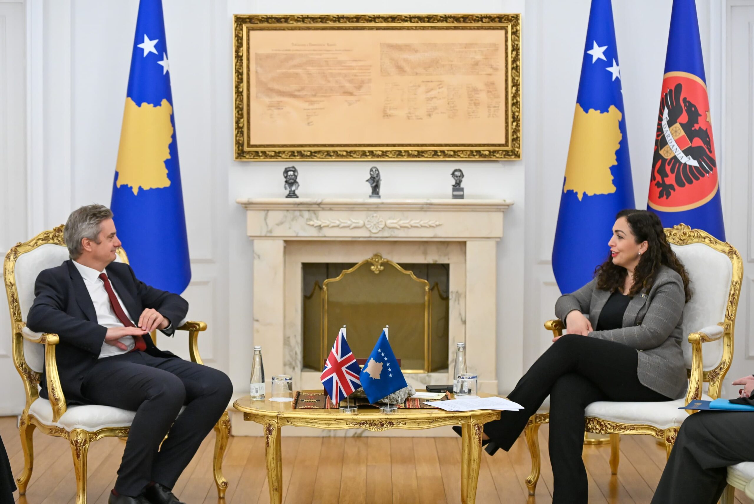 Presidentja Osmani priti në takim ambasadorin e Mbretërisë së Bashkuar në Kosovë, Jonathan Hargreaves-1