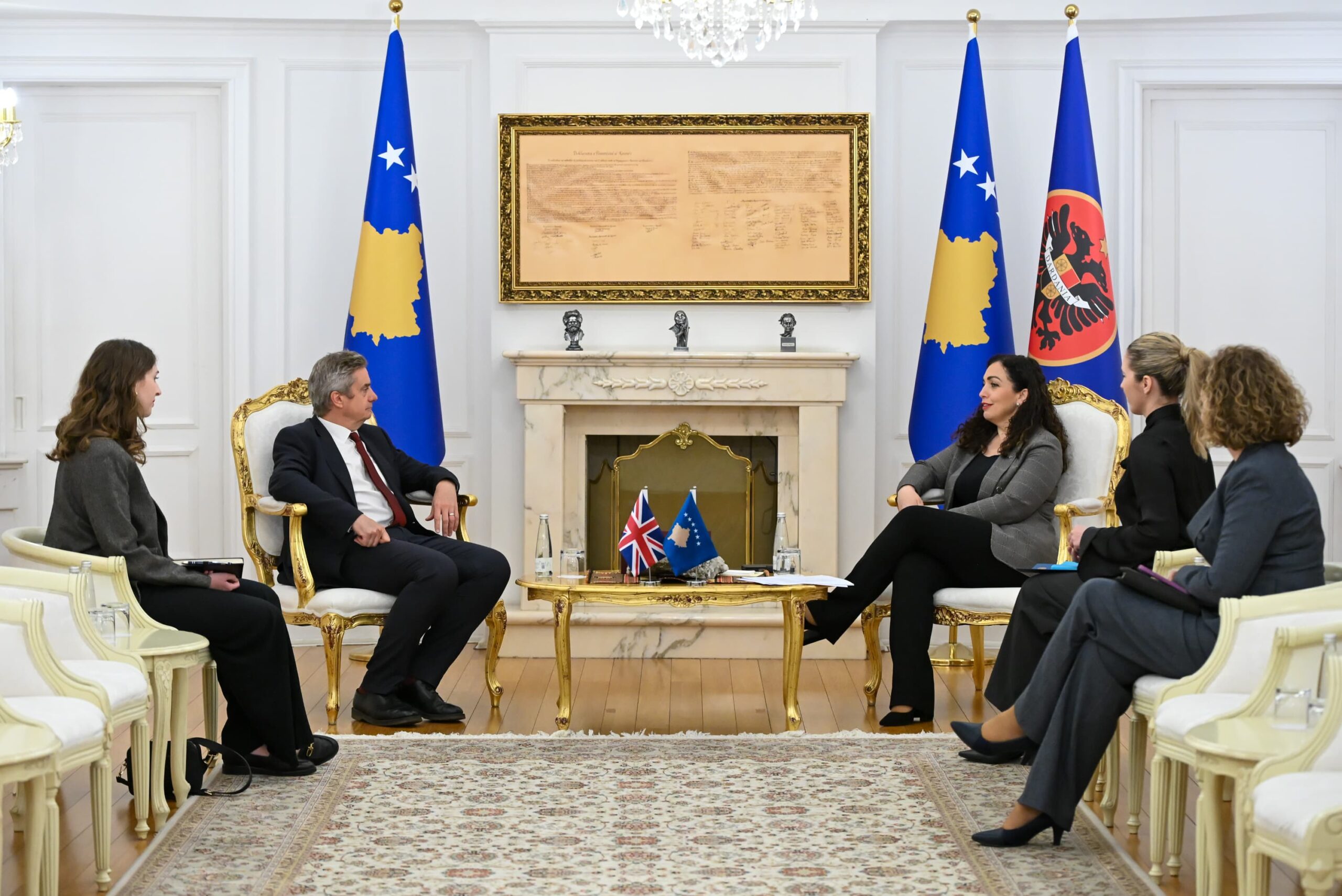 Presidentja Osmani priti në takim ambasadorin e Mbretërisë së Bashkuar në Kosovë, Jonathan Hargreaves-2