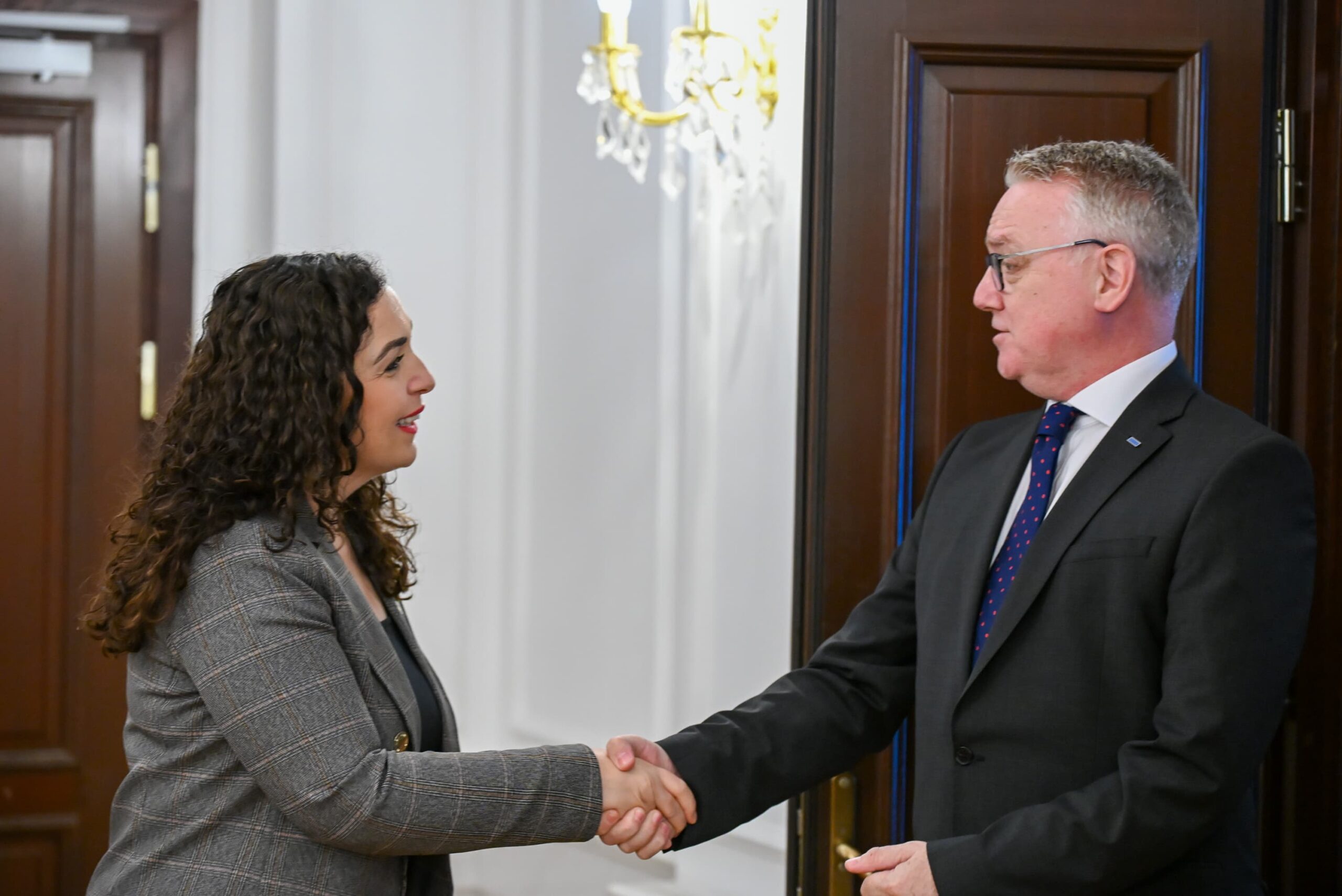 Presidentja Osmani priti në takim ambasadorin e ri të OSBE-së në Kosovë, Gerard McGurk-2