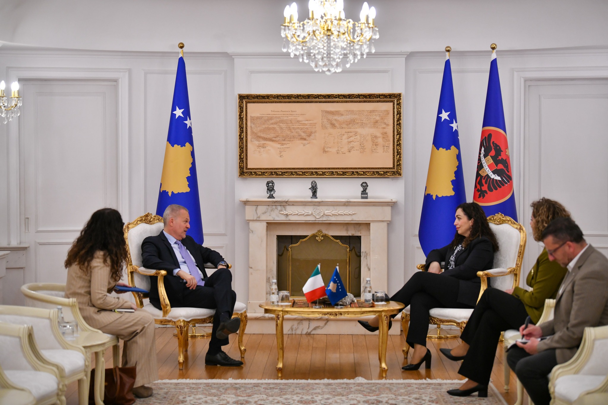 Presidentja Osmani priti në takim lamtumirës ambasadorin e Italisë në Kosovë, Antonello De Riu-3