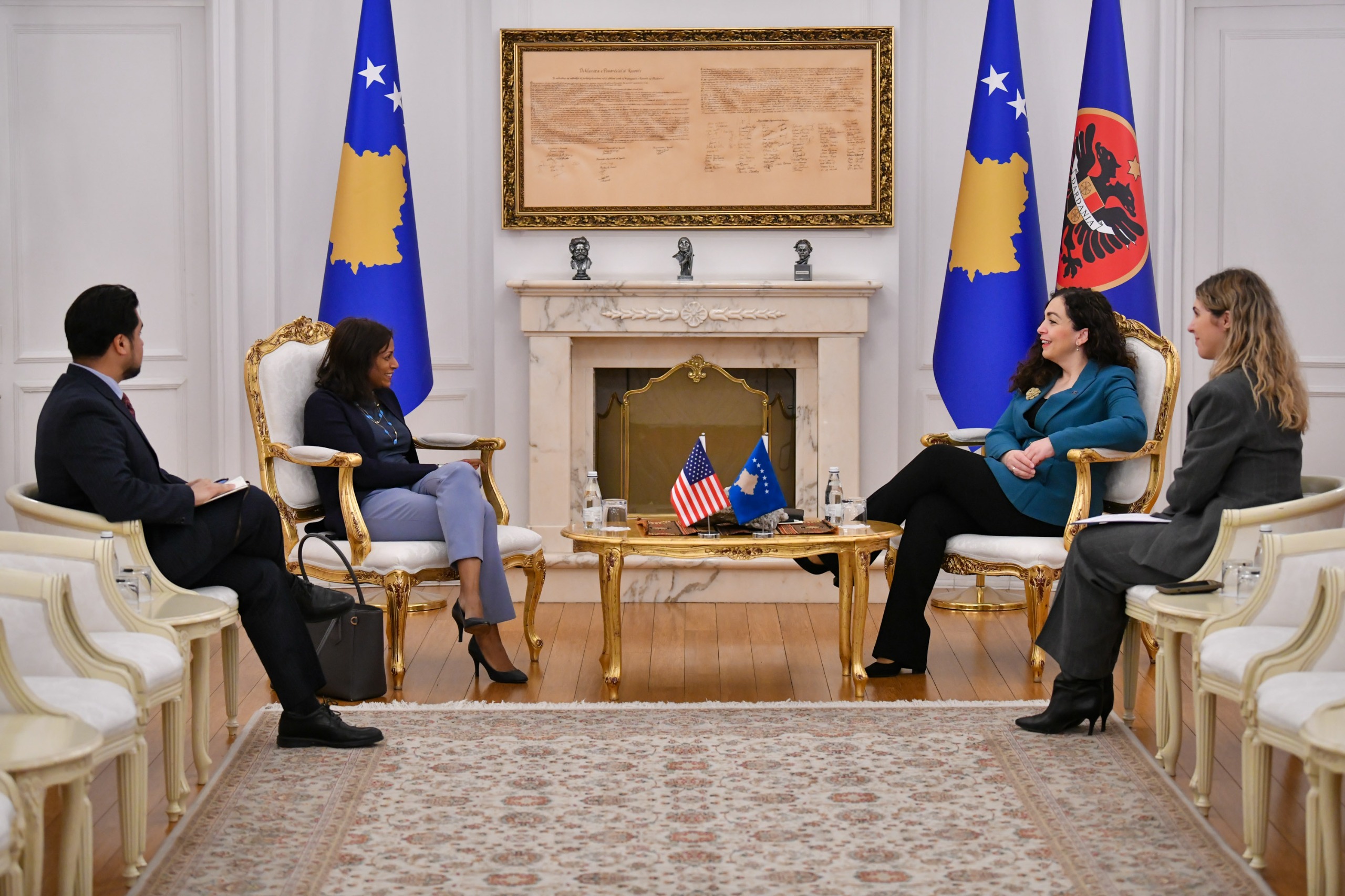Presidentja Osmani priti në takim të Ngarkuarën me Punë të Ambasadës Amerikane, znj. Anu Prattipati -100