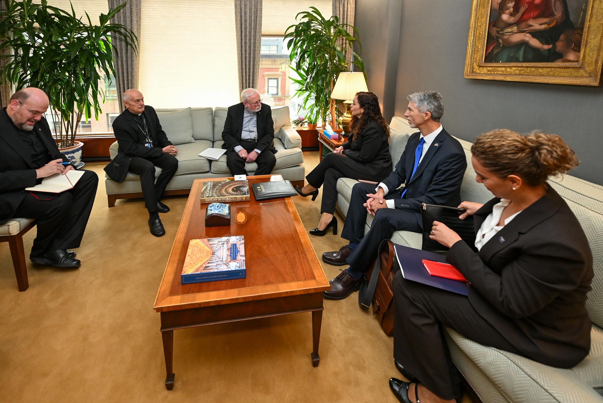 Presidentja Osmani takoi Sekretarin për Marrëdhënie me Shtetet të Selisë së Shenjtë, Kryeipeshkvin Paul Gallagher-2