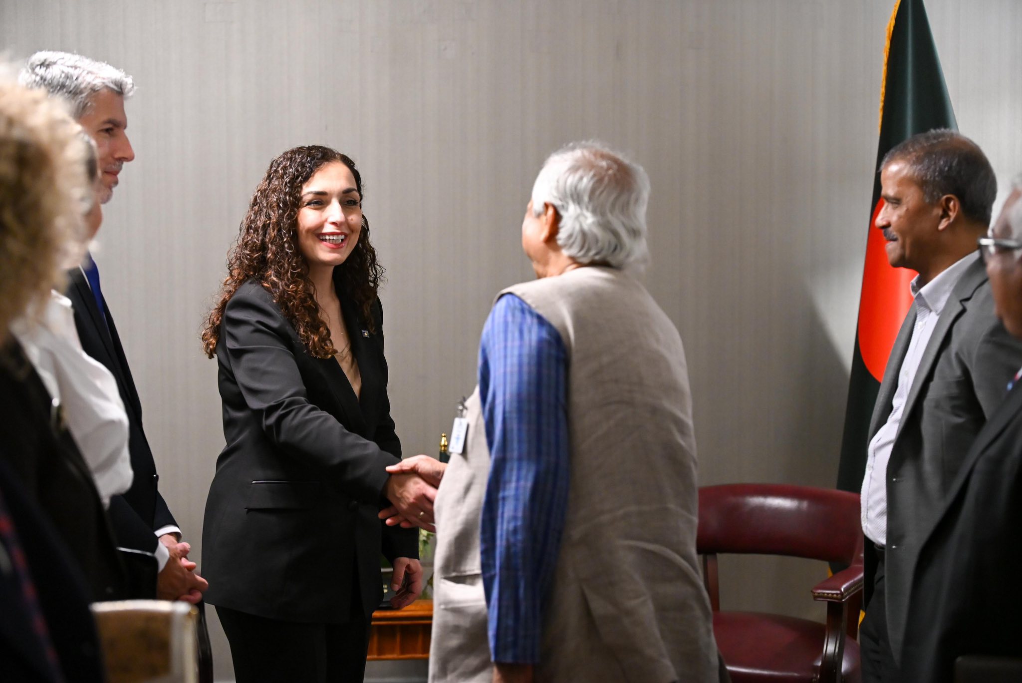 Presidentja Osmani u takua me Kryeministrin e Bangladeshit, Muhammad Yunus-1