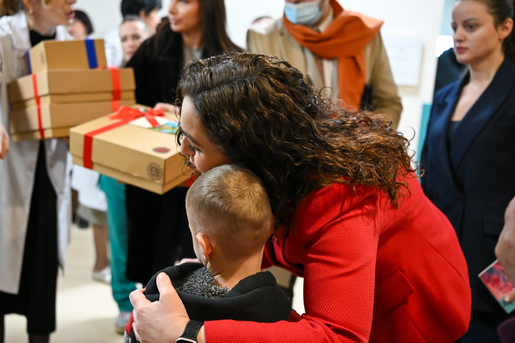 Presidentja Osmani vizitoi fëmijët në repartin e hemato-onkologjisë në Klinikën e Pediatrisë-11