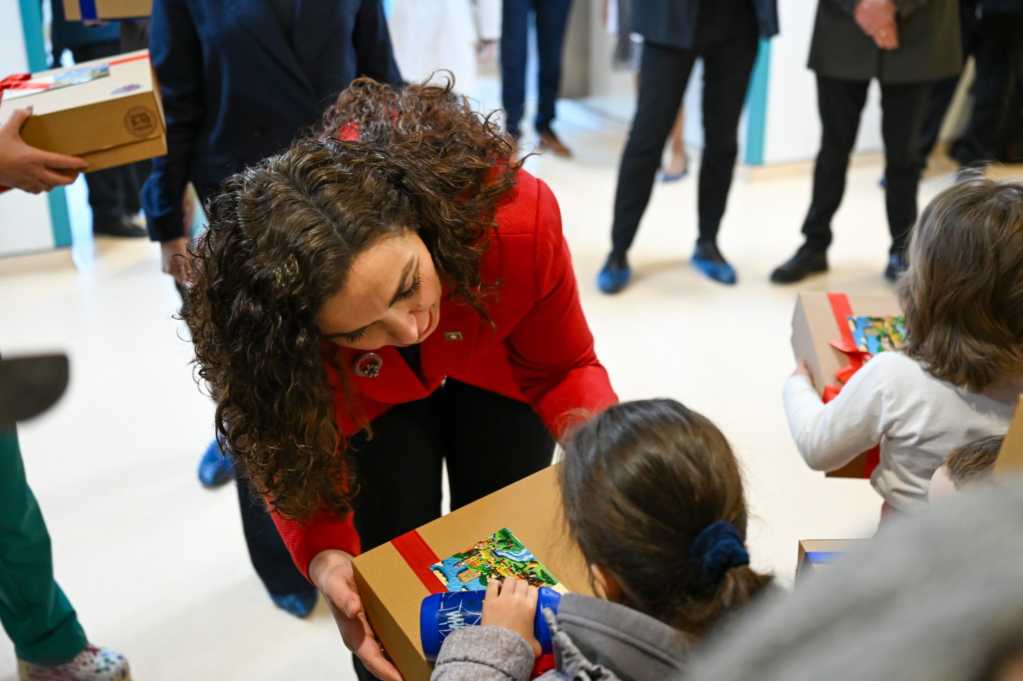 Presidentja Osmani vizitoi fëmijët në repartin e hemato-onkologjisë në Klinikën e Pediatrisë-12